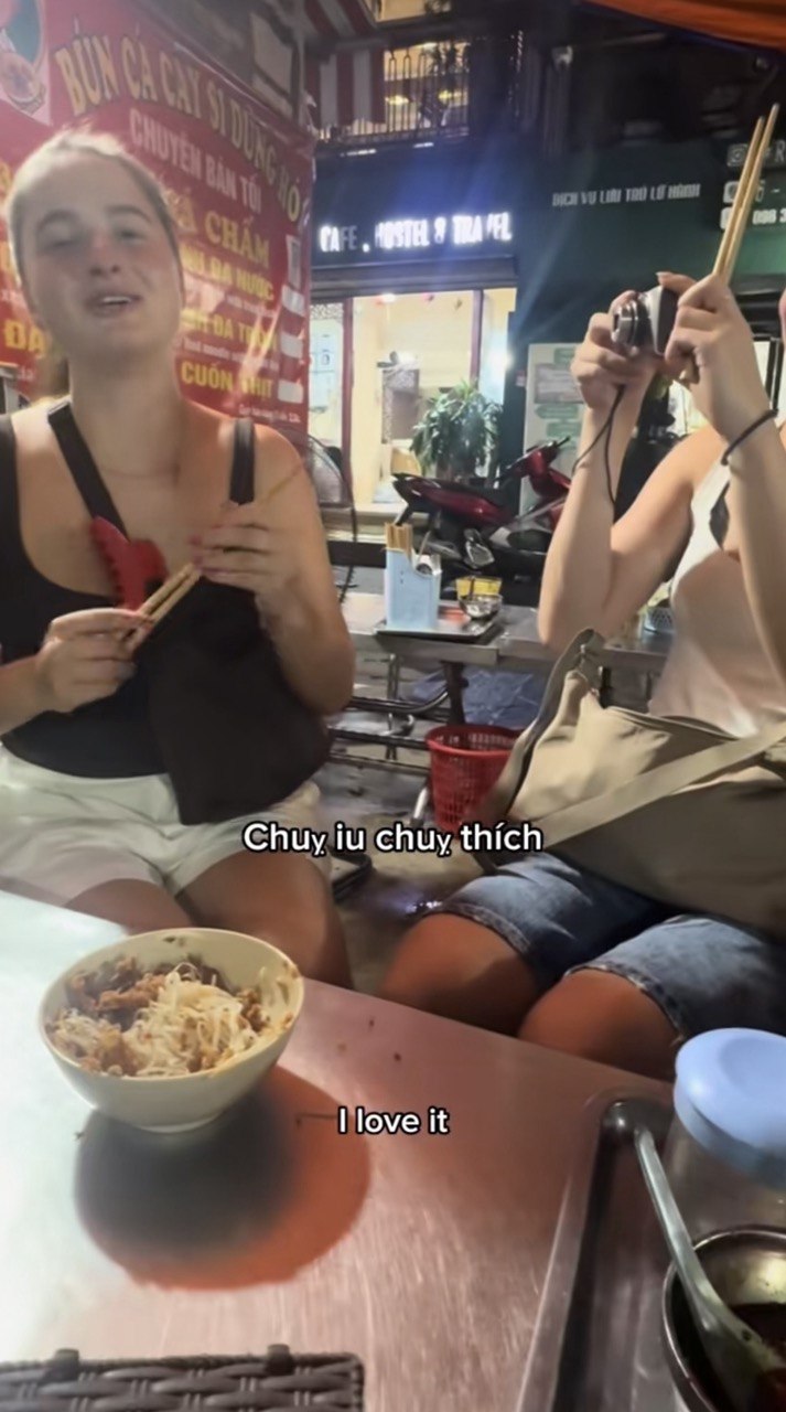 Hai kh&aacute;ch H&agrave; Lan từ r&eacute;n đồ đường phố đến tuy&ecirc;n bố kh&ocirc;ng cần nh&agrave; h&agrave;ng nữa sau t&ocirc; hủ tiếu c&aacute; trộn ở phố cổ H&agrave; Nội- Ảnh 3.