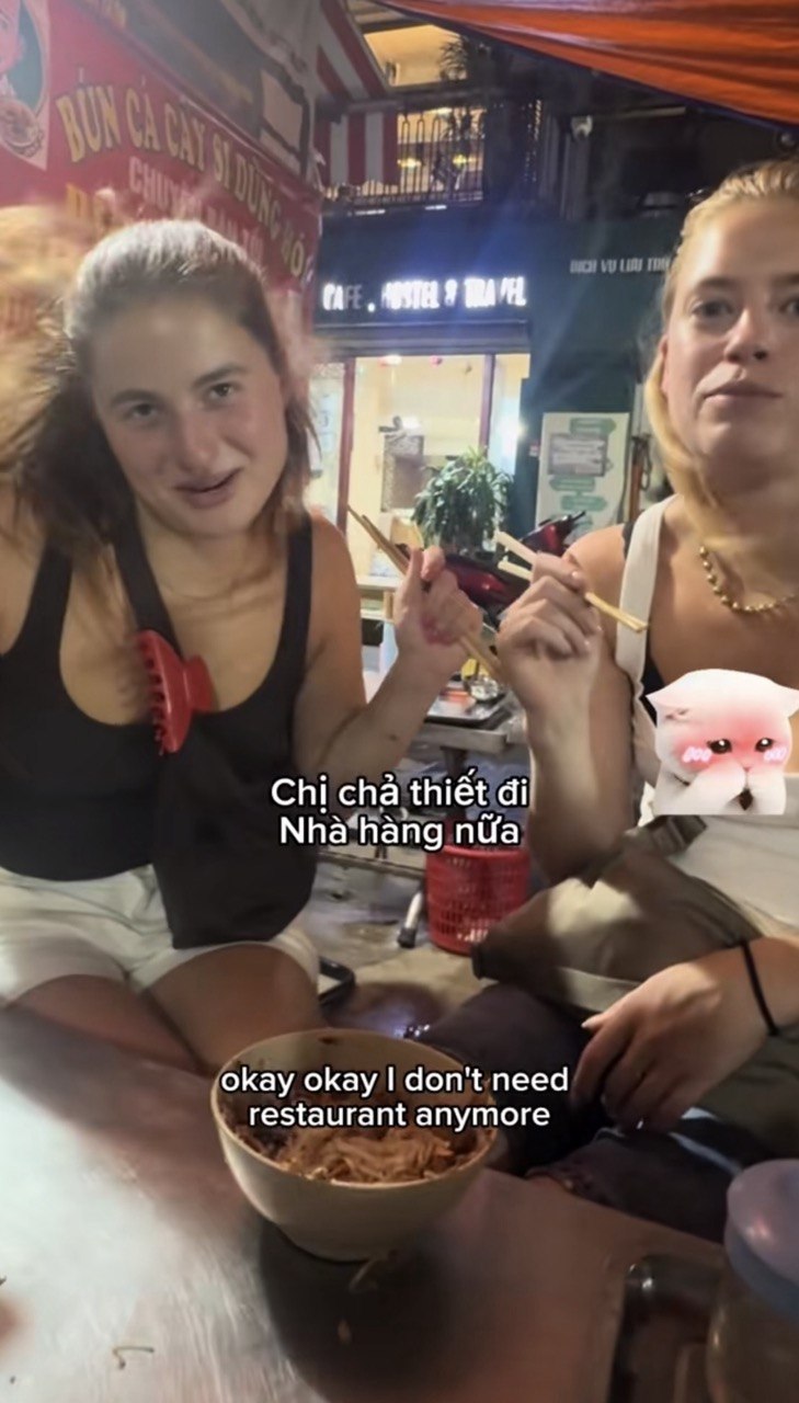 Hai kh&aacute;ch H&agrave; Lan từ r&eacute;n đồ đường phố đến tuy&ecirc;n bố kh&ocirc;ng cần nh&agrave; h&agrave;ng nữa sau t&ocirc; hủ tiếu c&aacute; trộn ở phố cổ H&agrave; Nội- Ảnh 4.