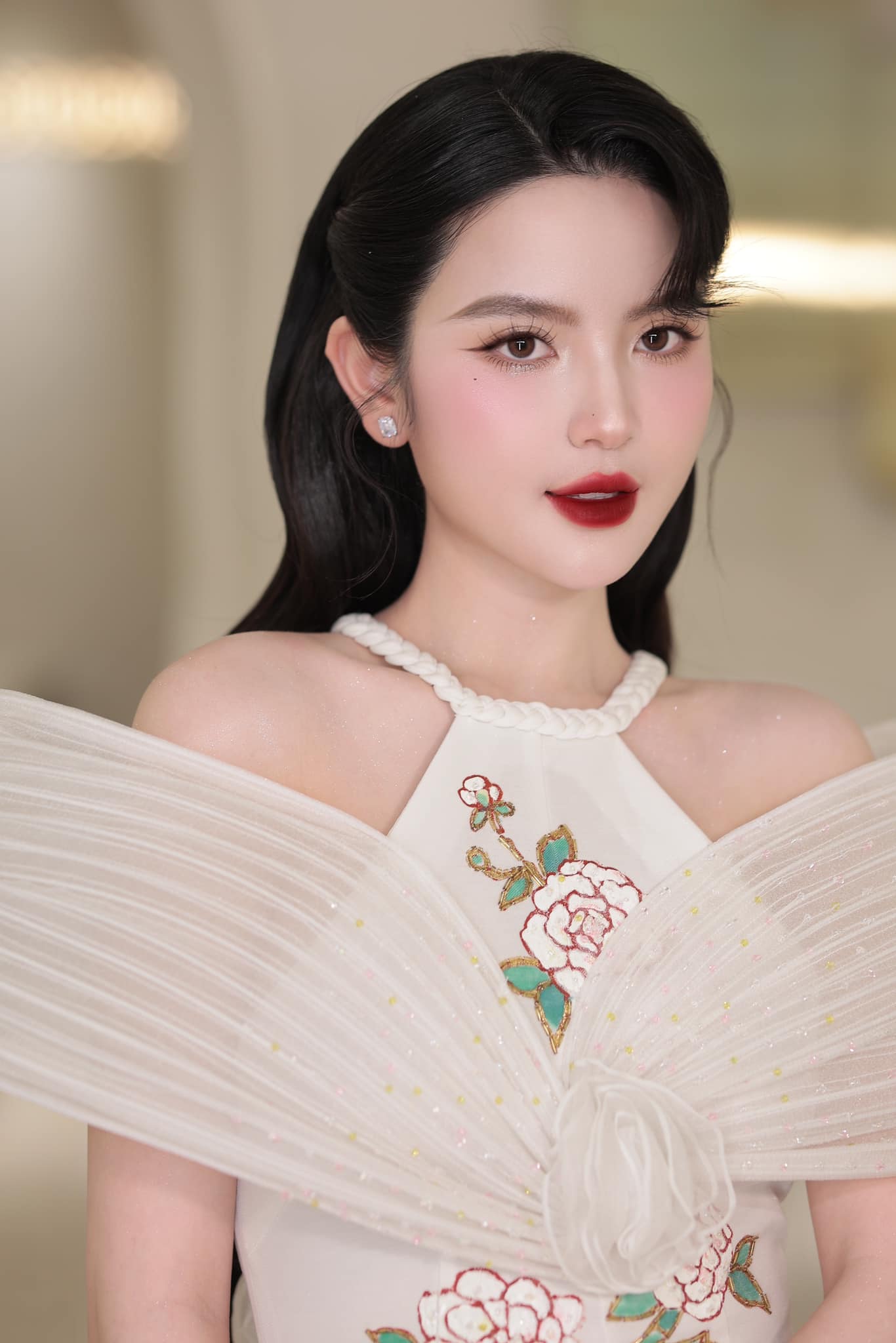C&ocirc;ng việc kiếm tiền tỷ của Chu Thanh Huyền - vợ Quang Hải- Ảnh 1.