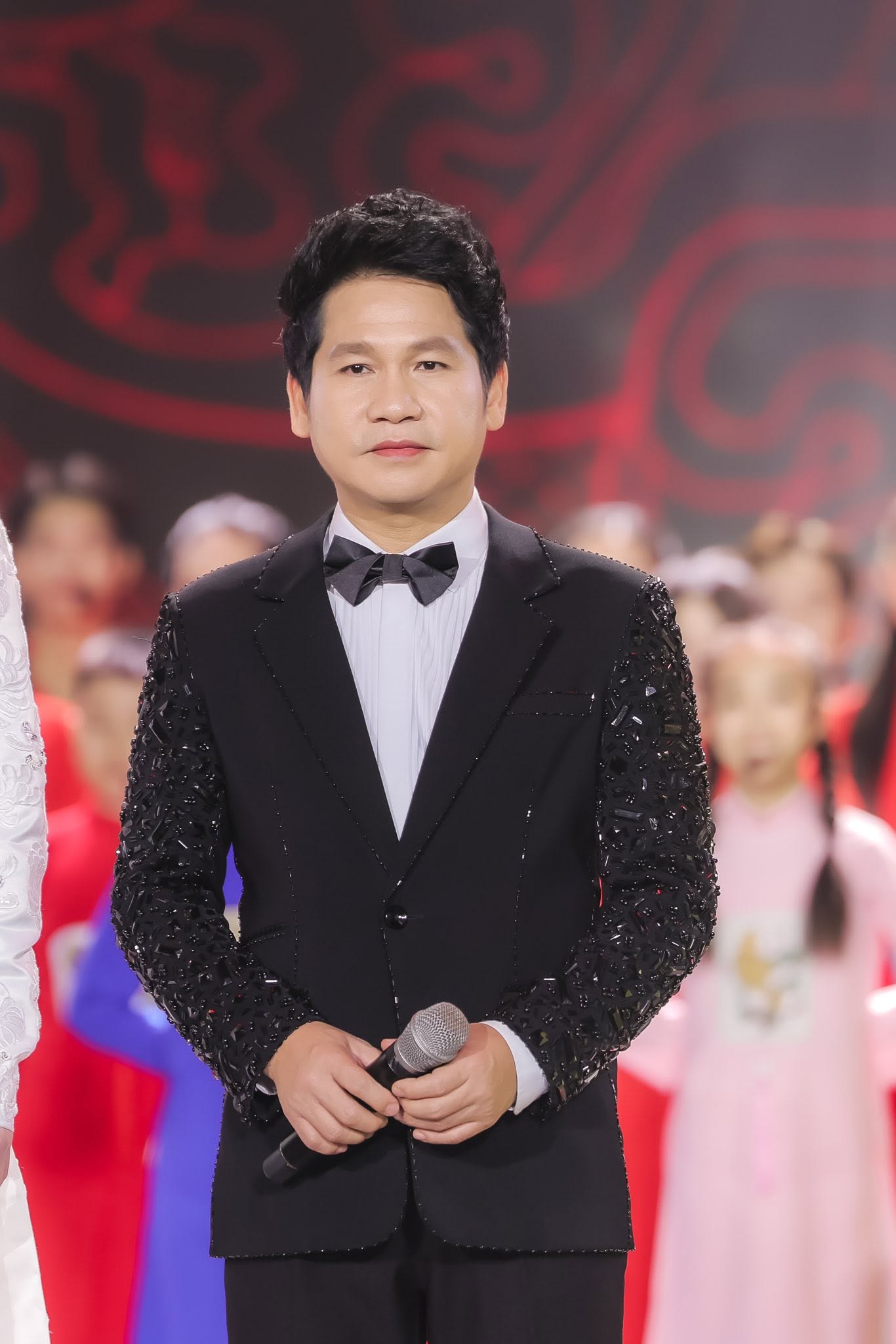 Ca sĩ qu&ecirc; Thanh H&oacute;a cưới vợ thanh mai tr&uacute;c m&atilde;: Sở hữu biệt thự 4.000m&sup2; ở ngoại th&agrave;nh H&agrave; Nội, chỉ đam m&ecirc; "trồng rau nu&ocirc;i c&aacute;"- Ảnh 1.