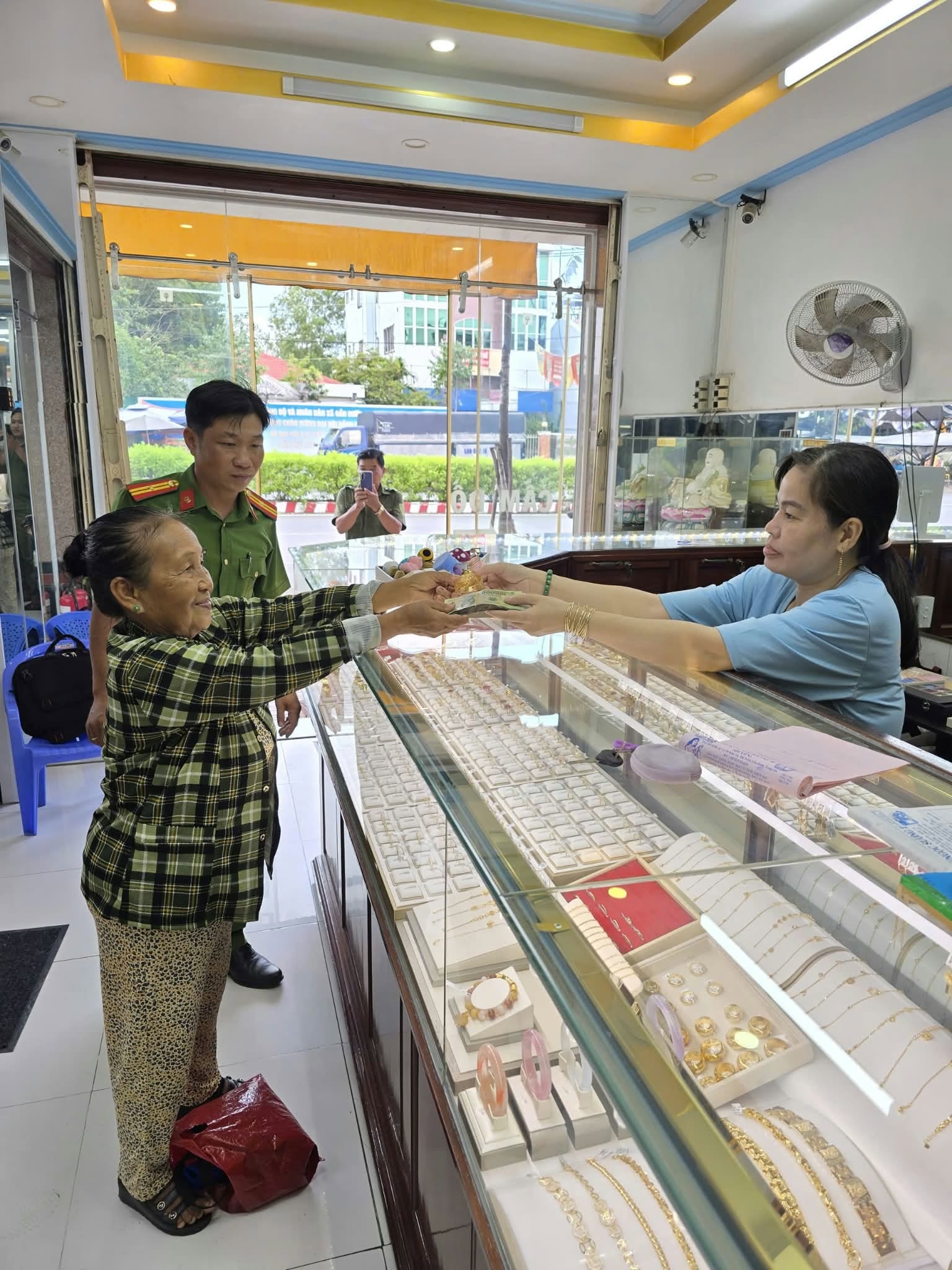 Nhận cuộc gọi từ 10 số điện thoại, cụ b&agrave; SN 1954 đi b&aacute;n 6,2 chỉ v&agrave;ng để chuyển tiền đến STK VPBank 0843234529 mang t&ecirc;n Mo Van Uan- Ảnh 2.