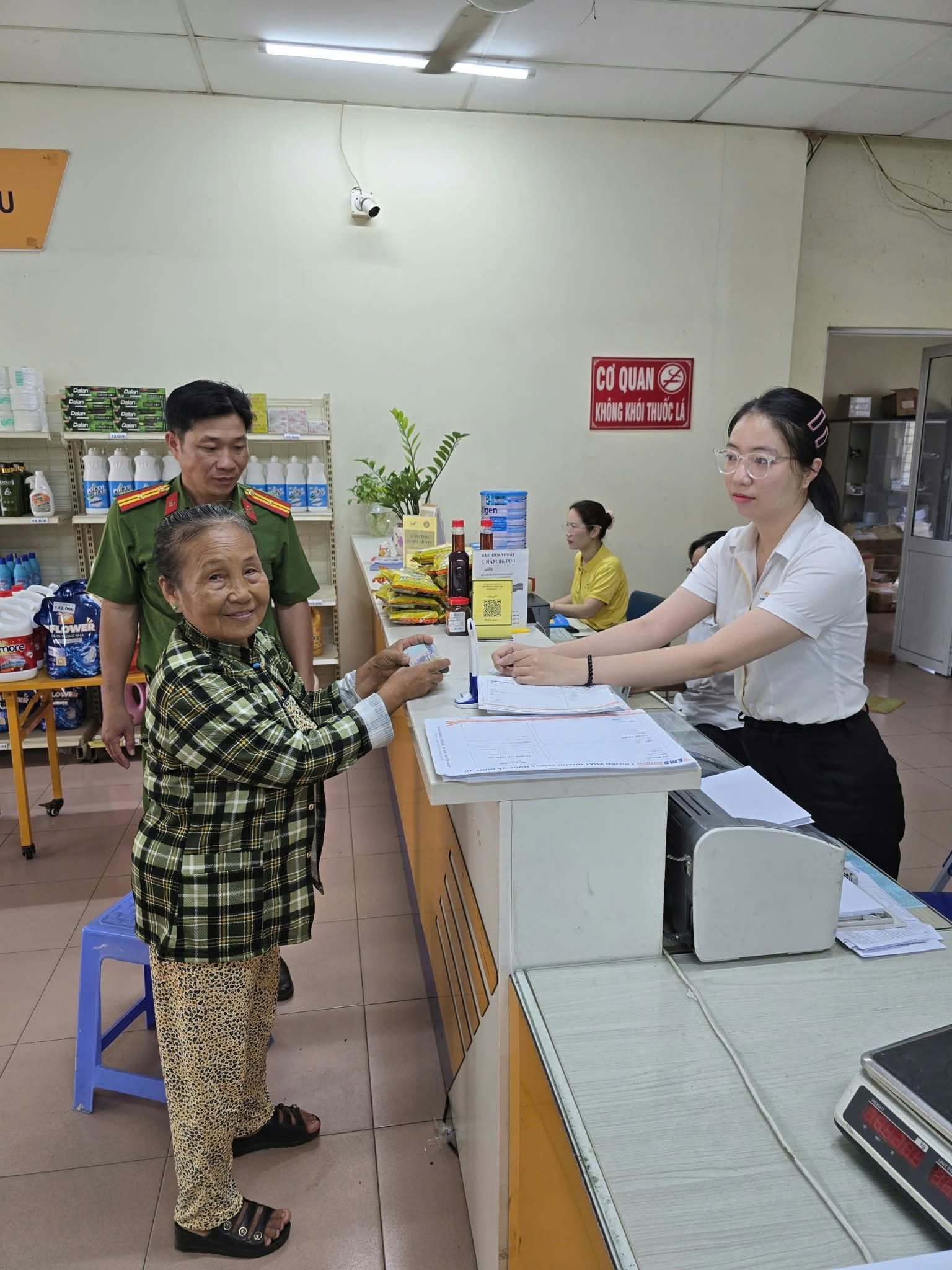 Nhận cuộc gọi từ 10 số điện thoại, cụ b&agrave; SN 1954 đi b&aacute;n 6,2 chỉ v&agrave;ng để chuyển tiền đến STK VPBank 0843234529 mang t&ecirc;n Mo Van Uan- Ảnh 1.