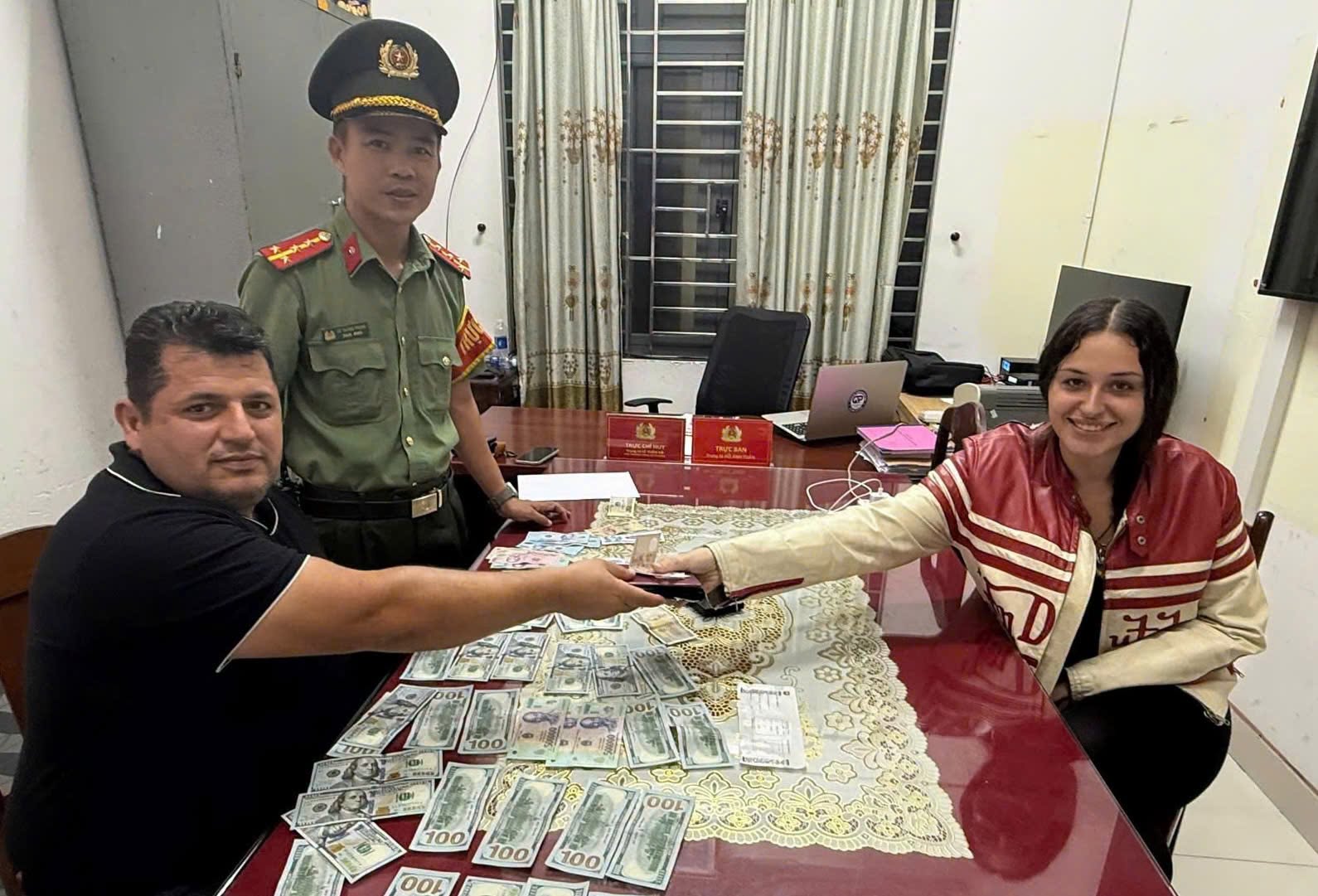 C&ocirc;ng an x&aacute;c minh loạt tờ tiền mệnh gi&aacute; 100 USD v&agrave; 500.000 đồng rơi tr&ecirc;n đường: Du kh&aacute;ch quốc tịch Thổ Nhĩ Kỳ được mời l&ecirc;n l&agrave;m việc- Ảnh 1.