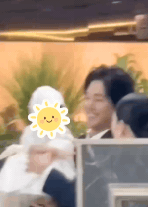 Kim Hyun Joong (Vườn Sao Băng) lần đầu ti&ecirc;n xuất hiện c&ugrave;ng vợ v&agrave; con g&aacute;i &uacute;t, nhan sắc nửa kia b&iacute; ẩn g&acirc;y ch&uacute; &yacute;- Ảnh 1.