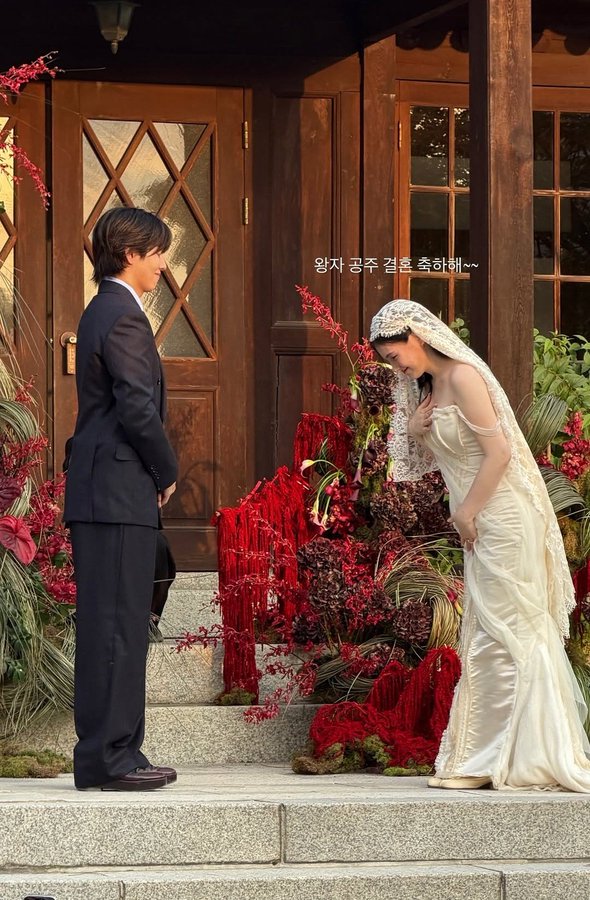 Mỹ nh&acirc;n Qu&acirc;n Vương Bất Diệt b&iacute; mật cưới chả ai biết, nhờ Kim Go Eun tiết lộ mới thấy h&ocirc;n lễ to&agrave;n sao- Ảnh 3.