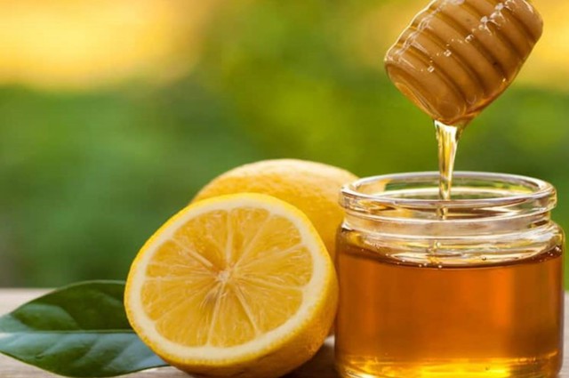 Mẹo ph&acirc;n biệt mật ong thật v&agrave; giả chỉ nhờ một tờ khăn giấy- Ảnh 1.