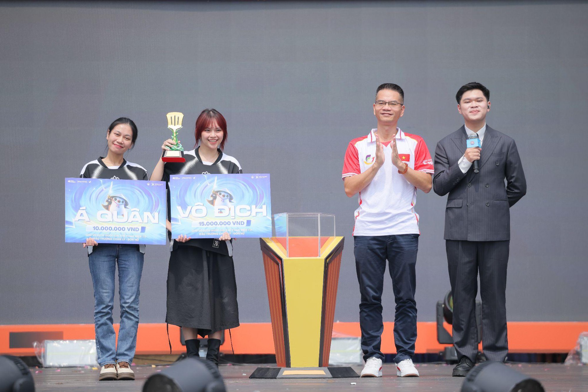Nguyễn Thị Khánh Huyền là nhà vô địch nữ đầu tiên của giải Vô địch Quốc gia Đấu Trường Chân Lý - Ảnh 1.