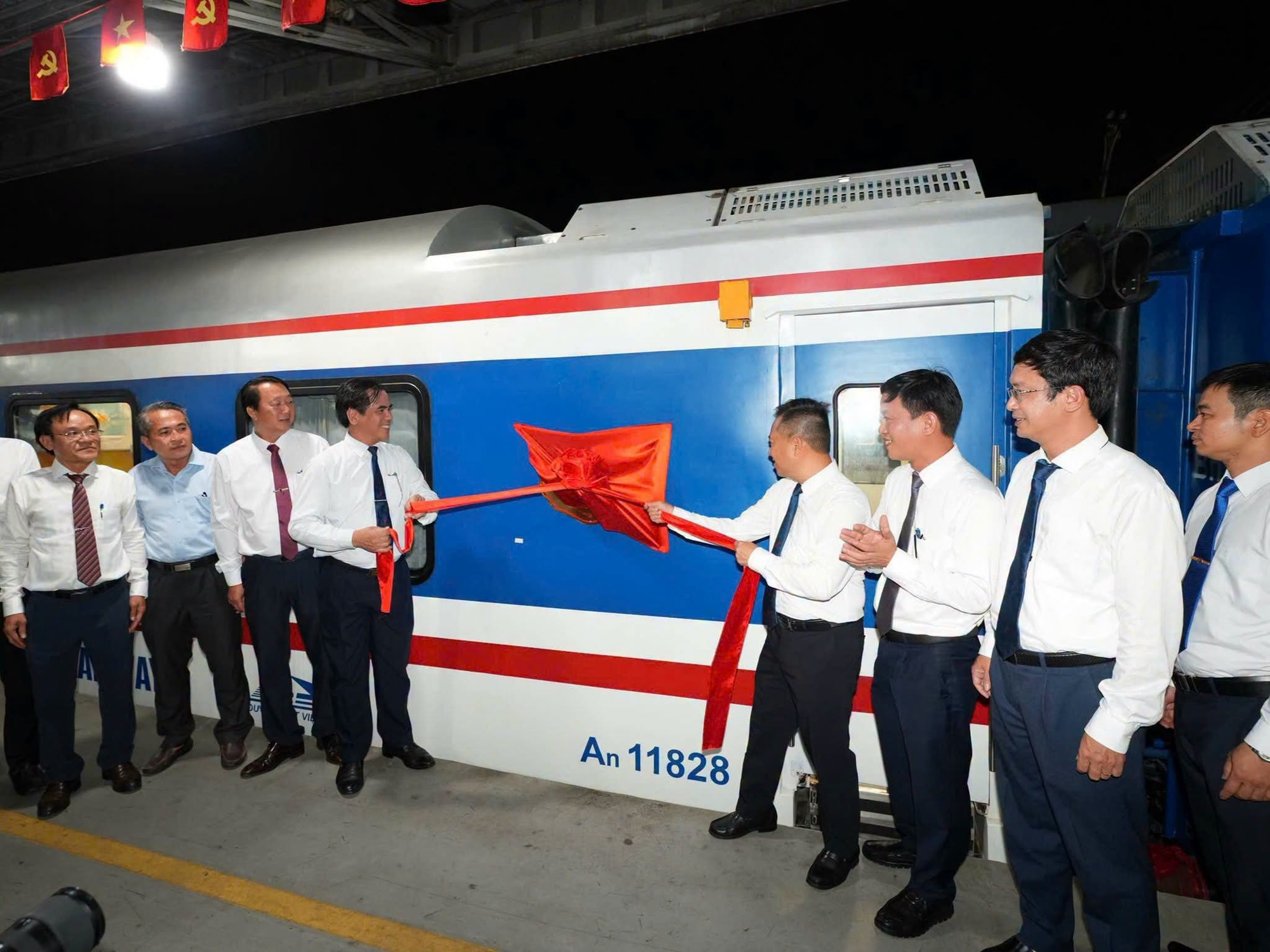 Việt Nam vừa hoàn thành nâng cấp 32 toa tàu, phục vụ chuyến chạy 411 km xuyên 4 tỉnh trong ~8 tiếng: Hiện đại như ở Nhật Bản, Italia, giá vé chỉ từ vài trăm nghìn đồng - Ảnh 2.