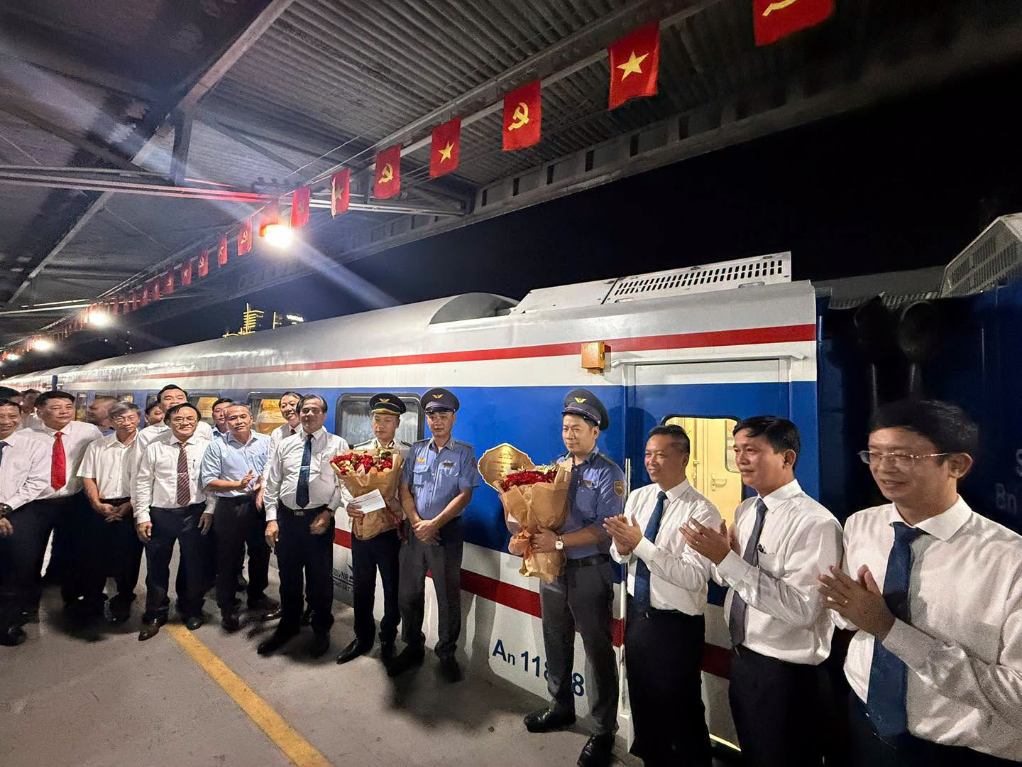 Việt Nam vừa hoàn thành nâng cấp 32 toa tàu, phục vụ chuyến chạy 411 km xuyên 4 tỉnh trong ~8 tiếng: Hiện đại như ở Nhật Bản, Italia, giá vé chỉ từ vài trăm nghìn đồng - Ảnh 1.