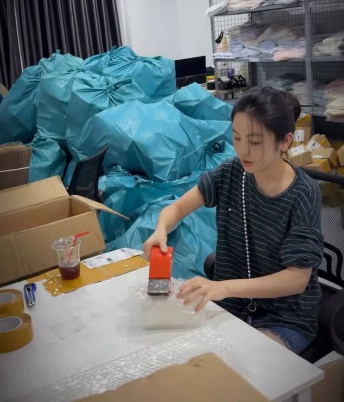 C&ocirc;ng việc kiếm tiền tỷ của Chu Thanh Huyền - vợ Quang Hải- Ảnh 2.