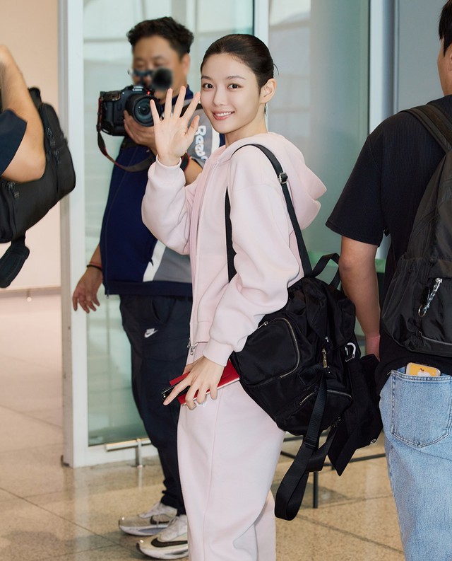 Kim Yoo Jung đổi style gái Mỹ- Ảnh 4.