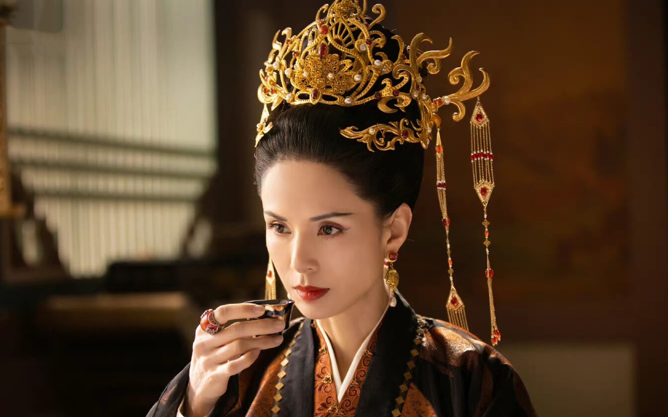 L&yacute; Nhược Đồng l&agrave;m g&igrave; với gương mặt của m&igrave;nh đấy?- Ảnh 5.
