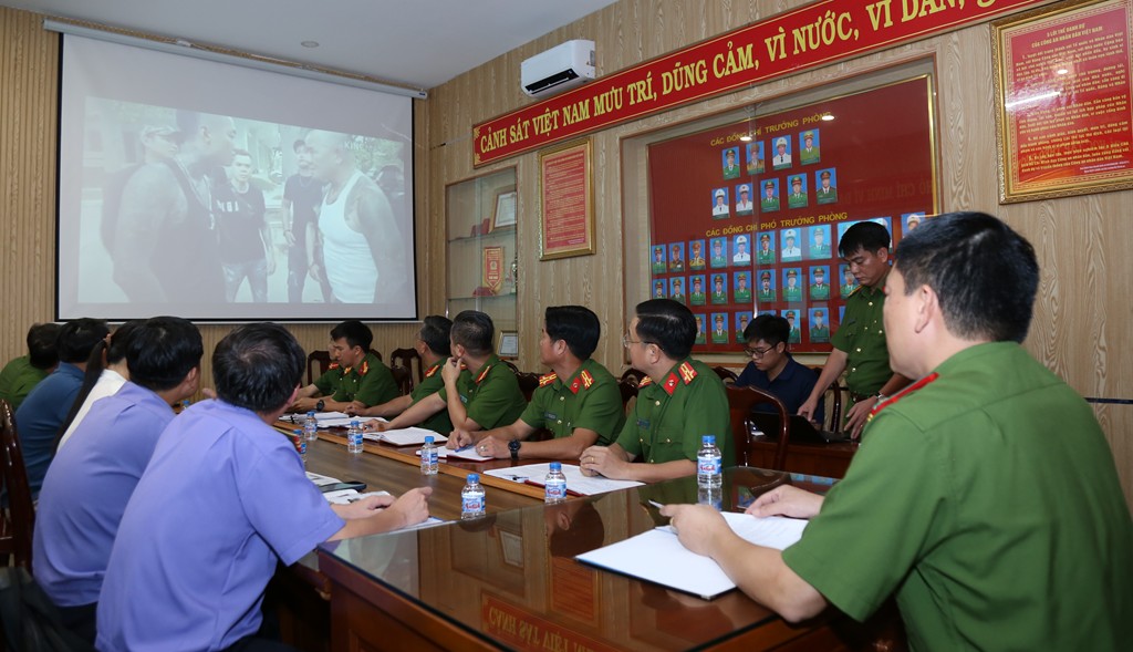 100 cán bộ, chiến sĩ đồng loạt khám xét 4 địa điểm: Bắt khẩn cấp Đào Ngọc Giàu cùng 9 người khác - Ảnh 1.