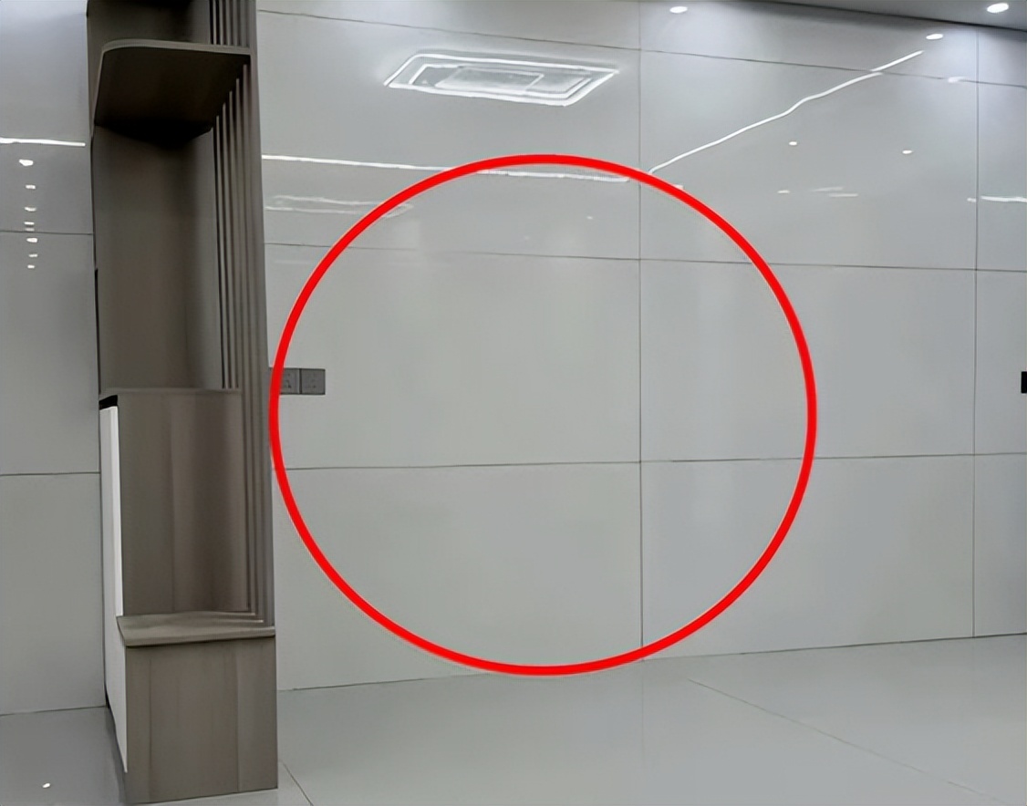Từng là kiểu trang trí “nhà nào có cũng thấy sang”, vì sao ốp gạch kín tường giờ dần biến mất? 4 nhược điểm sống lâu mới thấy - Ảnh 2.