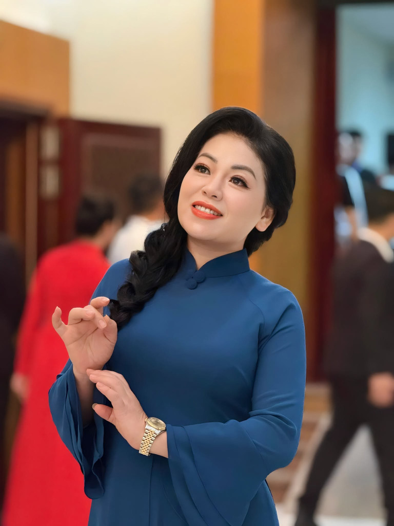 Thu nhập của "nữ hoàng nhạc đỏ" có học vị Tiến sĩ, là mẹ đơn thân 4 con- Ảnh 1.