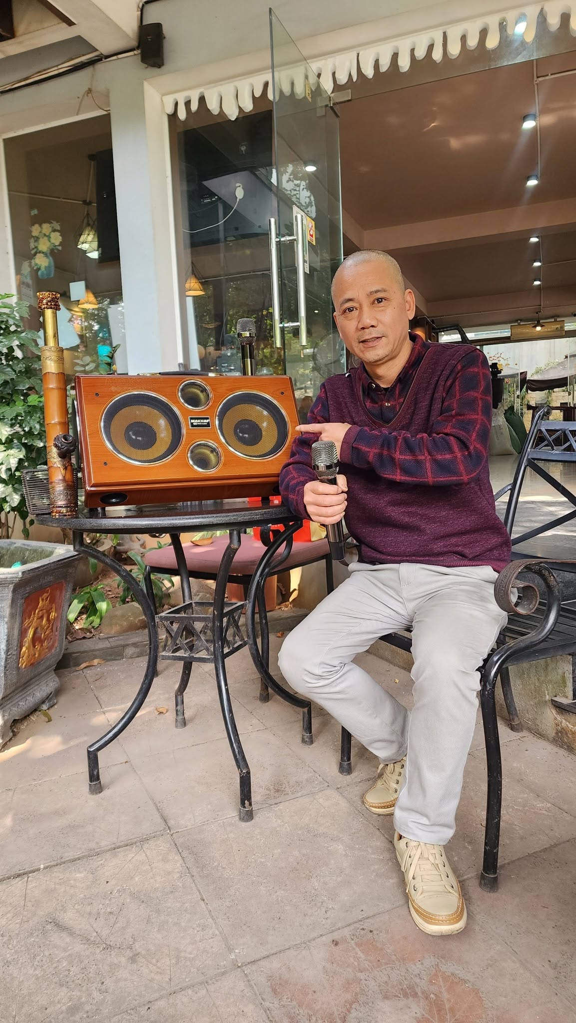 Nam nghệ sĩ đ&igrave;nh đ&aacute;m b&aacute;n loa đ&agrave;i ở đường Kim Giang, H&agrave; Nội- Ảnh 4.