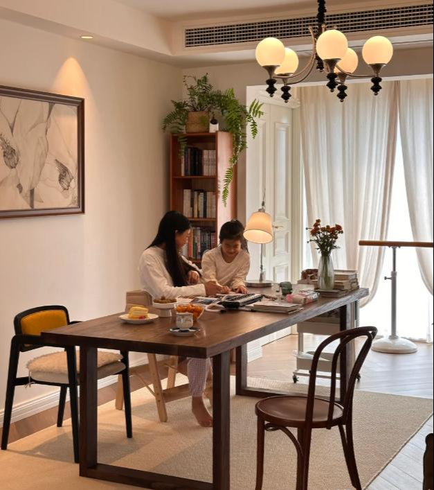 Bỏ bàn trà để đặt bàn dài trong phòng khách đang thành xu hướng: Nhìn thì mê nhưng nhiều người ở vài tháng đã muốn đổi lại- Ảnh 2.