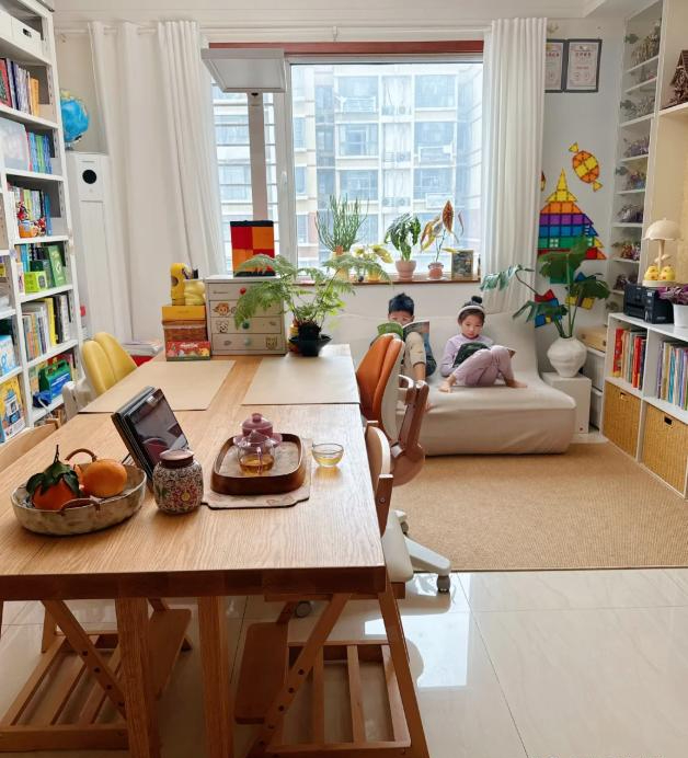 Bỏ bàn trà để đặt bàn dài trong phòng khách đang thành xu hướng: Nhìn thì mê nhưng nhiều người ở vài tháng đã muốn đổi lại- Ảnh 4.