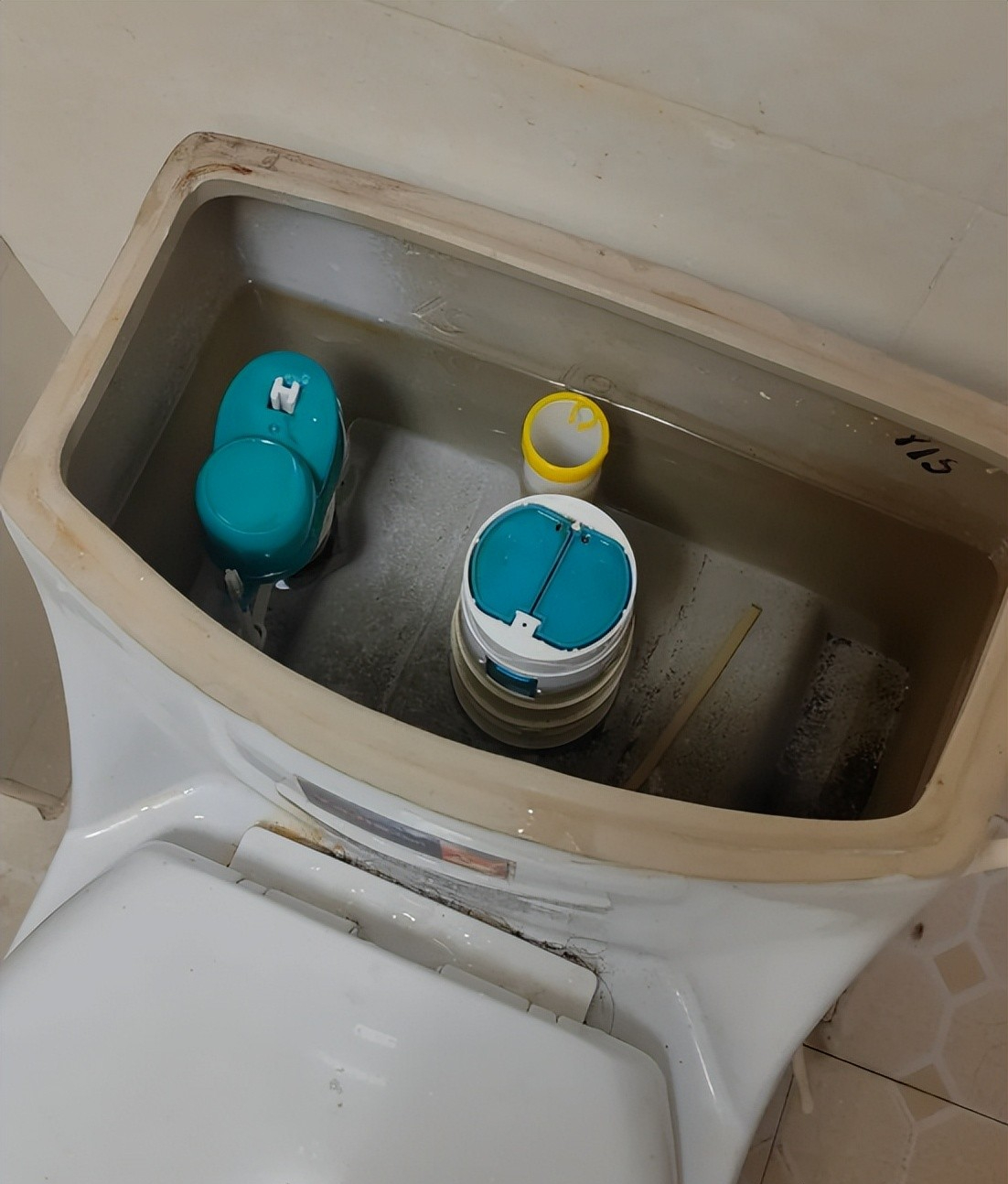 D&ugrave;ng bồn cầu bao năm t&ocirc;i mới biết m&igrave;nh to&agrave;n ấn sai n&uacute;t: Chẳng tr&aacute;ch tiền nước cứ &acirc;m thầm tăng - Ảnh 2.