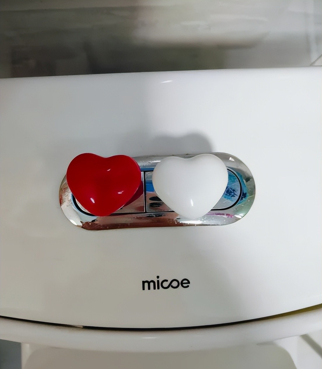 D&ugrave;ng bồn cầu bao năm t&ocirc;i mới biết m&igrave;nh to&agrave;n ấn sai n&uacute;t: Chẳng tr&aacute;ch tiền nước cứ &acirc;m thầm tăng - Ảnh 3.