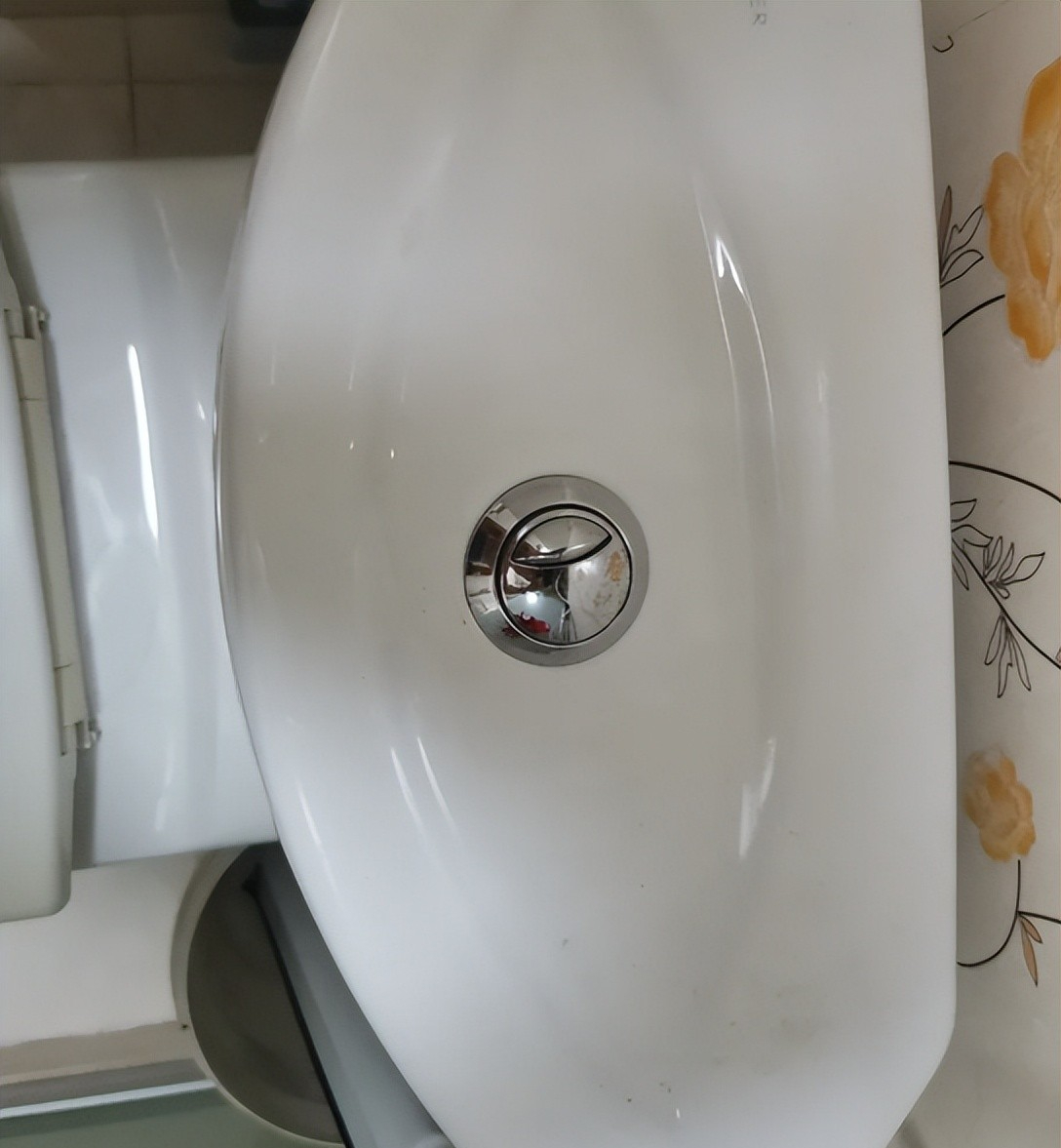 D&ugrave;ng bồn cầu bao năm t&ocirc;i mới biết m&igrave;nh to&agrave;n ấn sai n&uacute;t: Chẳng tr&aacute;ch tiền nước cứ &acirc;m thầm tăng - Ảnh 4.