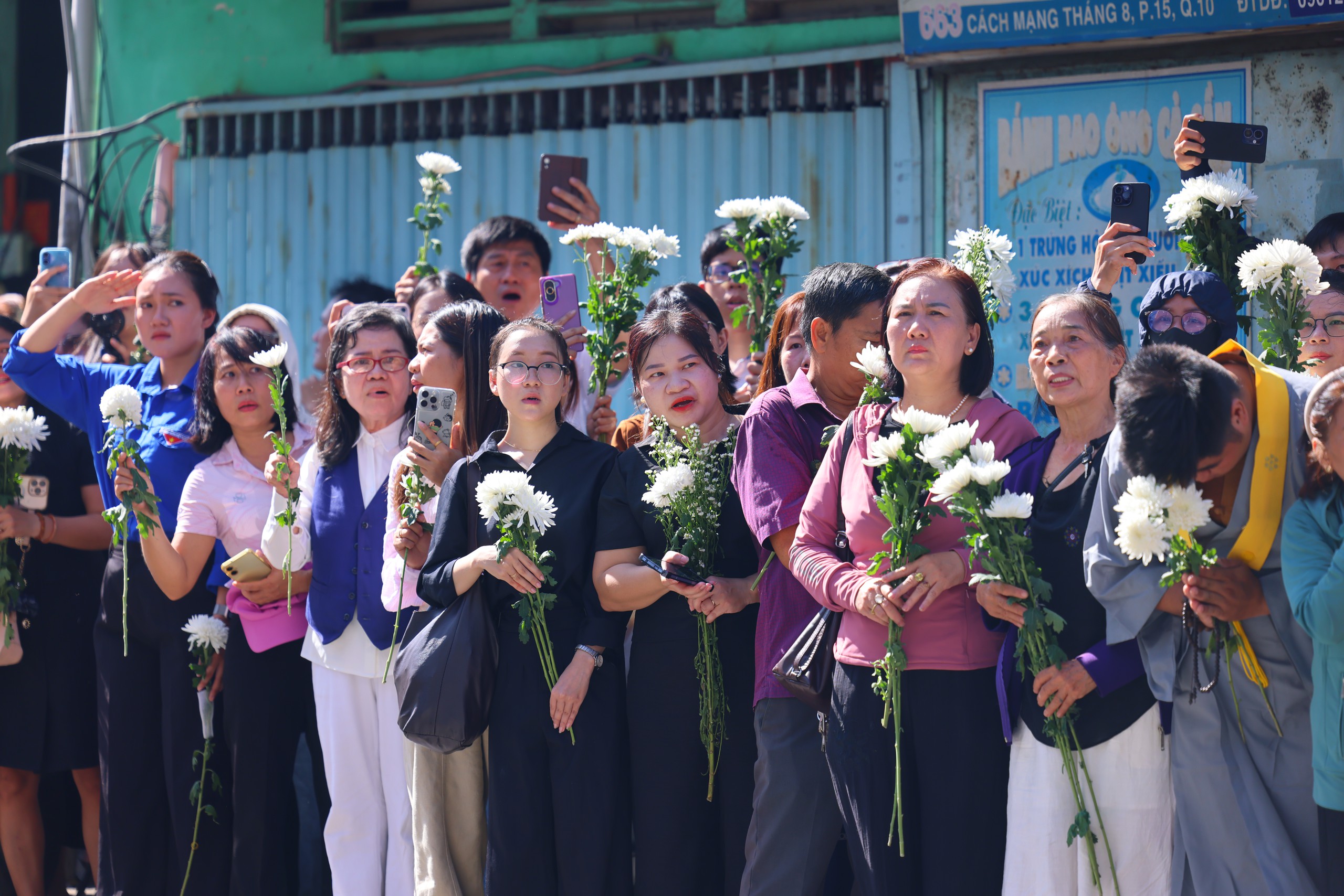 Gallery - Lễ tiễn đưa 731 liệt sĩ tại Công viên Lê Thị Riêng: Các bạn trẻ dậy từ 3 giờ sáng, chuẩn bị hoa trắng tặng miễn phí - image 5