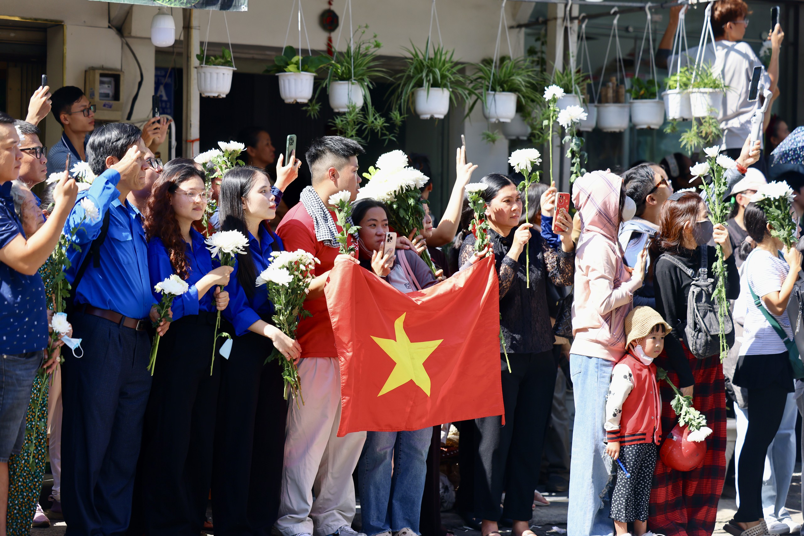 Gallery - Lễ tiễn đưa 731 liệt sĩ tại Công viên Lê Thị Riêng: Các bạn trẻ dậy từ 3 giờ sáng, chuẩn bị hoa trắng tặng miễn phí - image 6