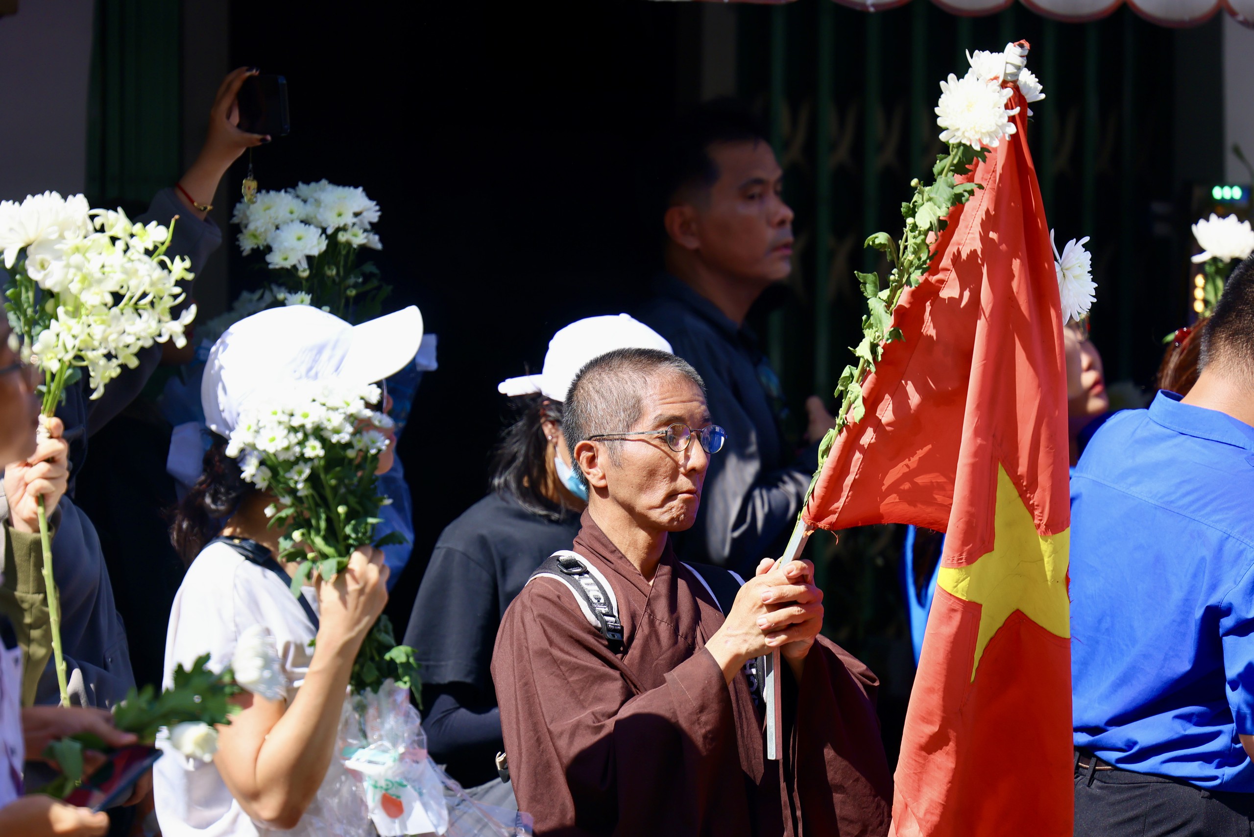 Gallery - Lễ tiễn đưa 731 liệt sĩ tại Công viên Lê Thị Riêng: Các bạn trẻ dậy từ 3 giờ sáng, chuẩn bị hoa trắng tặng miễn phí - image 7