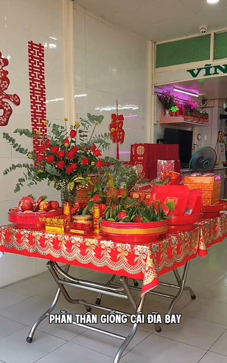 Đ&aacute;m cưới hot nhất khu chợ Lớn: Loạt nghi lễ lạ l&ugrave;ng k&eacute;o d&agrave;i 6 tiếng khiến kh&aacute;ch mời đi từ ngạc nhi&ecirc;n n&agrave;y đến ngỡ ng&agrave;ng kh&aacute;c- Ảnh 3.