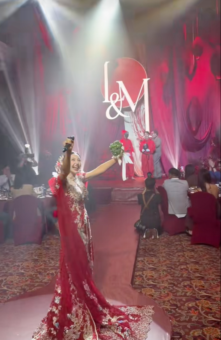 Đ&aacute;m cưới hot nhất khu chợ Lớn: Loạt nghi lễ lạ l&ugrave;ng k&eacute;o d&agrave;i 6 tiếng khiến kh&aacute;ch mời đi từ ngạc nhi&ecirc;n n&agrave;y đến ngỡ ng&agrave;ng kh&aacute;c- Ảnh 7.