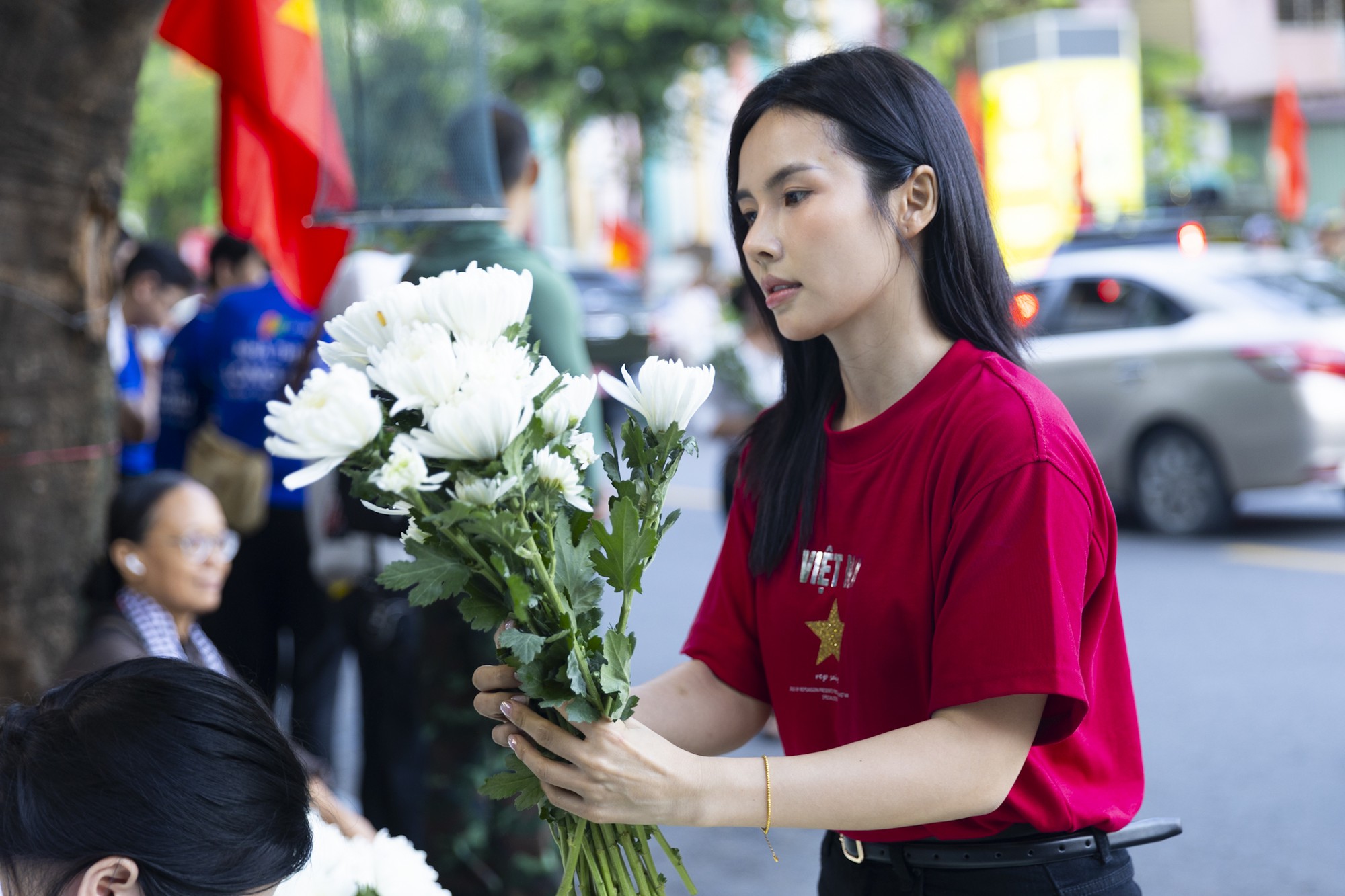 Đang diễn ra lễ viếng, truy điệu liệt sĩ quy tập tại công viên Lê Thị Riêng: Người dân TP.HCM đã cầm hoa trắng chờ bên đường - Ảnh 16.