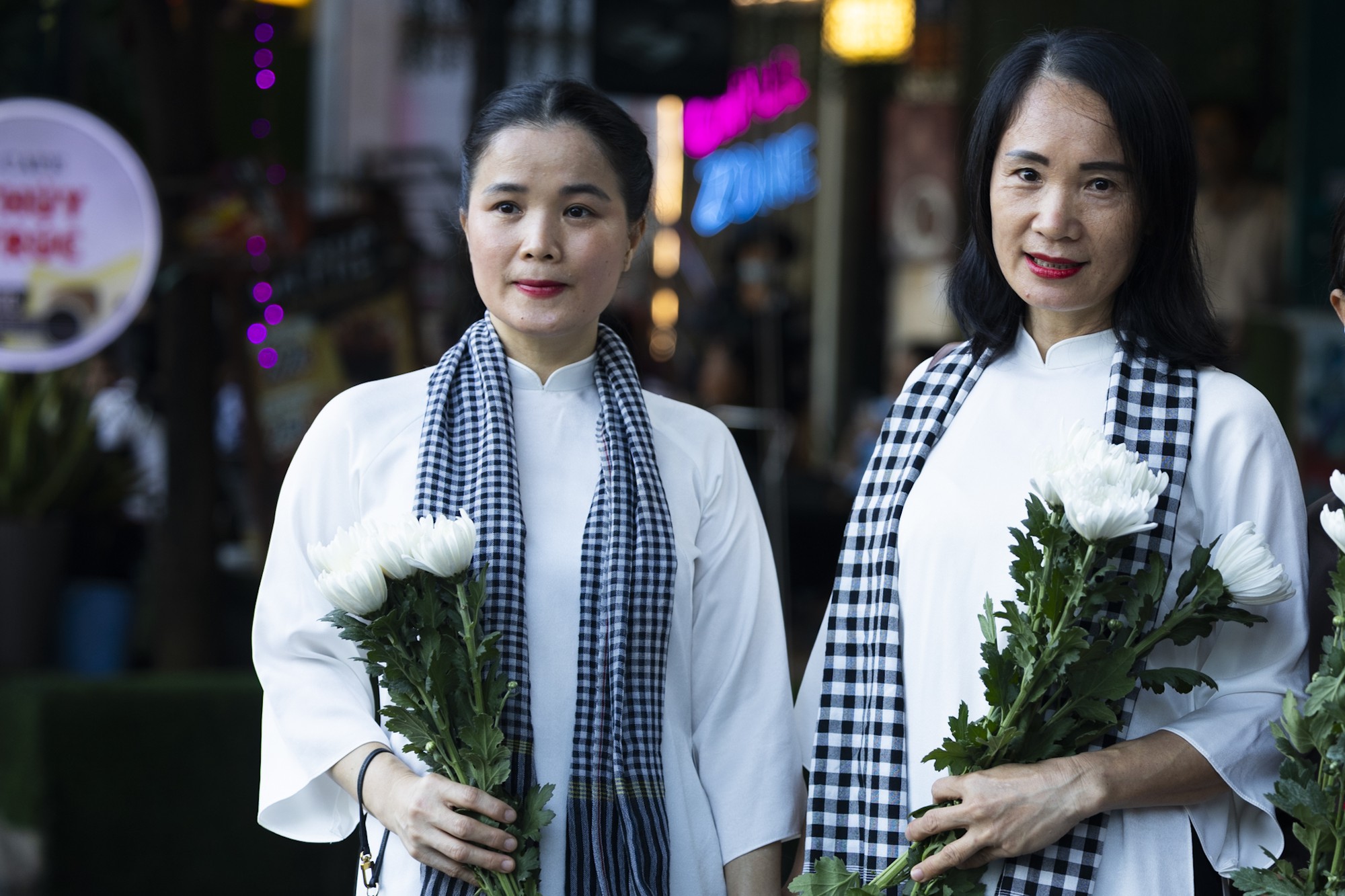Đang diễn ra lễ viếng, truy điệu liệt sĩ quy tập tại công viên Lê Thị Riêng: Người dân TP.HCM đã cầm hoa trắng chờ bên đường - Ảnh 11.