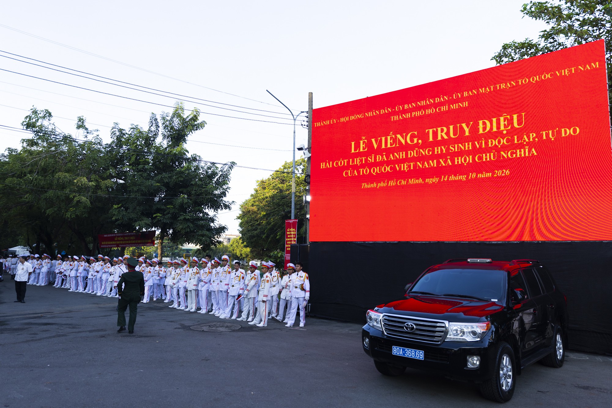 Đang diễn ra lễ viếng, truy điệu liệt sĩ quy tập tại công viên Lê Thị Riêng: Người dân TP.HCM đã cầm hoa trắng chờ bên đường - Ảnh 20.
