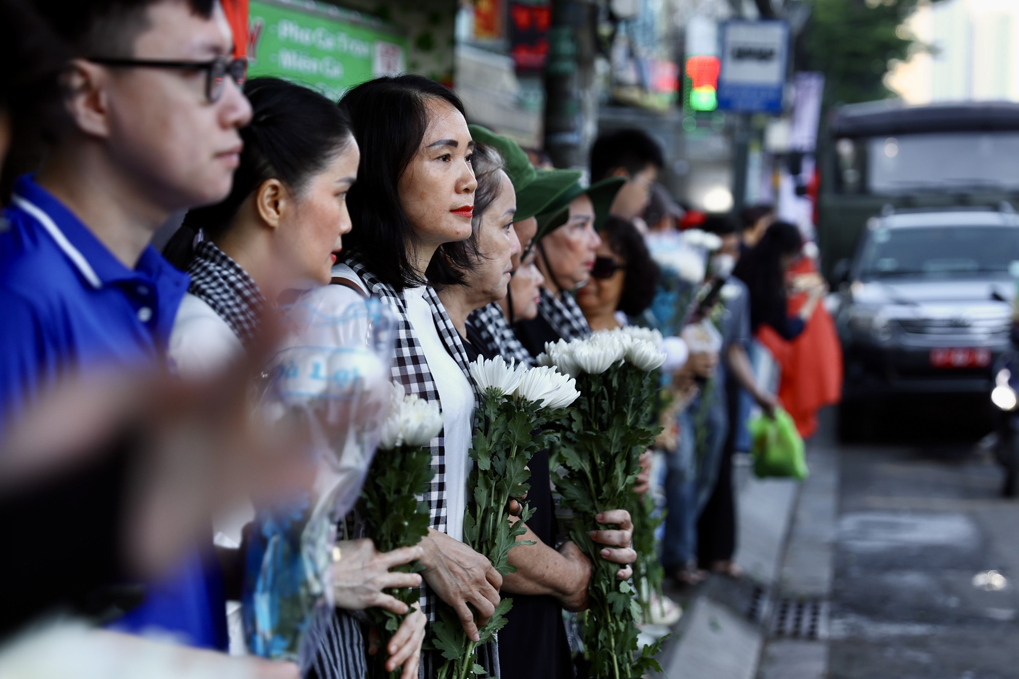 Đang diễn ra lễ viếng, truy điệu liệt sĩ quy tập tại công viên Lê Thị Riêng: Người dân TP.HCM đã cầm hoa trắng chờ bên đường - Ảnh 10.
