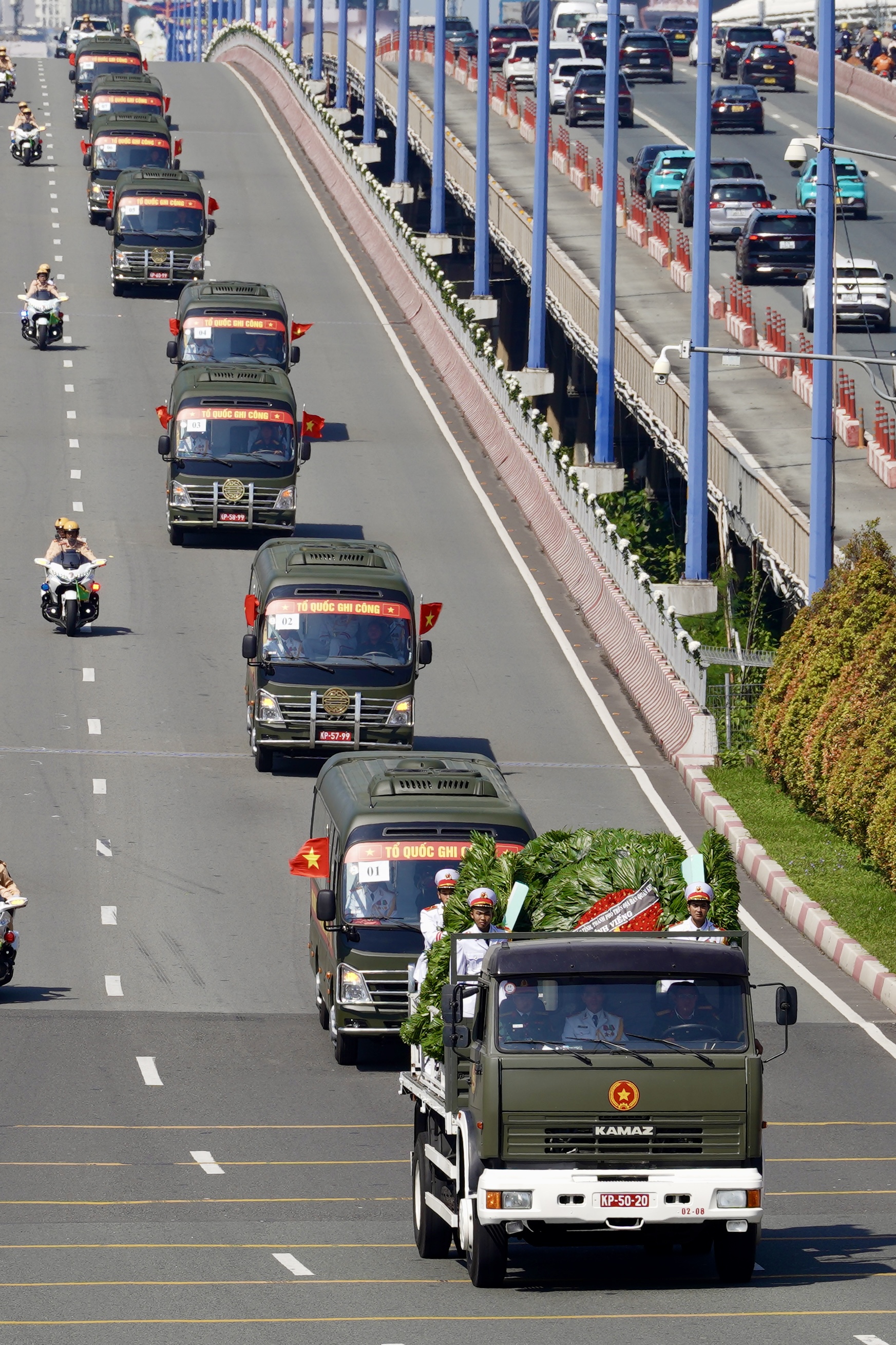 Gallery - Lễ tiễn đưa 731 liệt sĩ tại Công viên Lê Thị Riêng: Các bạn trẻ dậy từ 3 giờ sáng, chuẩn bị hoa trắng tặng miễn phí - image 23
