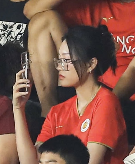 Đo&agrave;n Văn Hậu h&ocirc;n Do&atilde;n Hải My cực t&igrave;nh ngay tr&ecirc;n s&acirc;n b&oacute;ng - Ảnh 3.