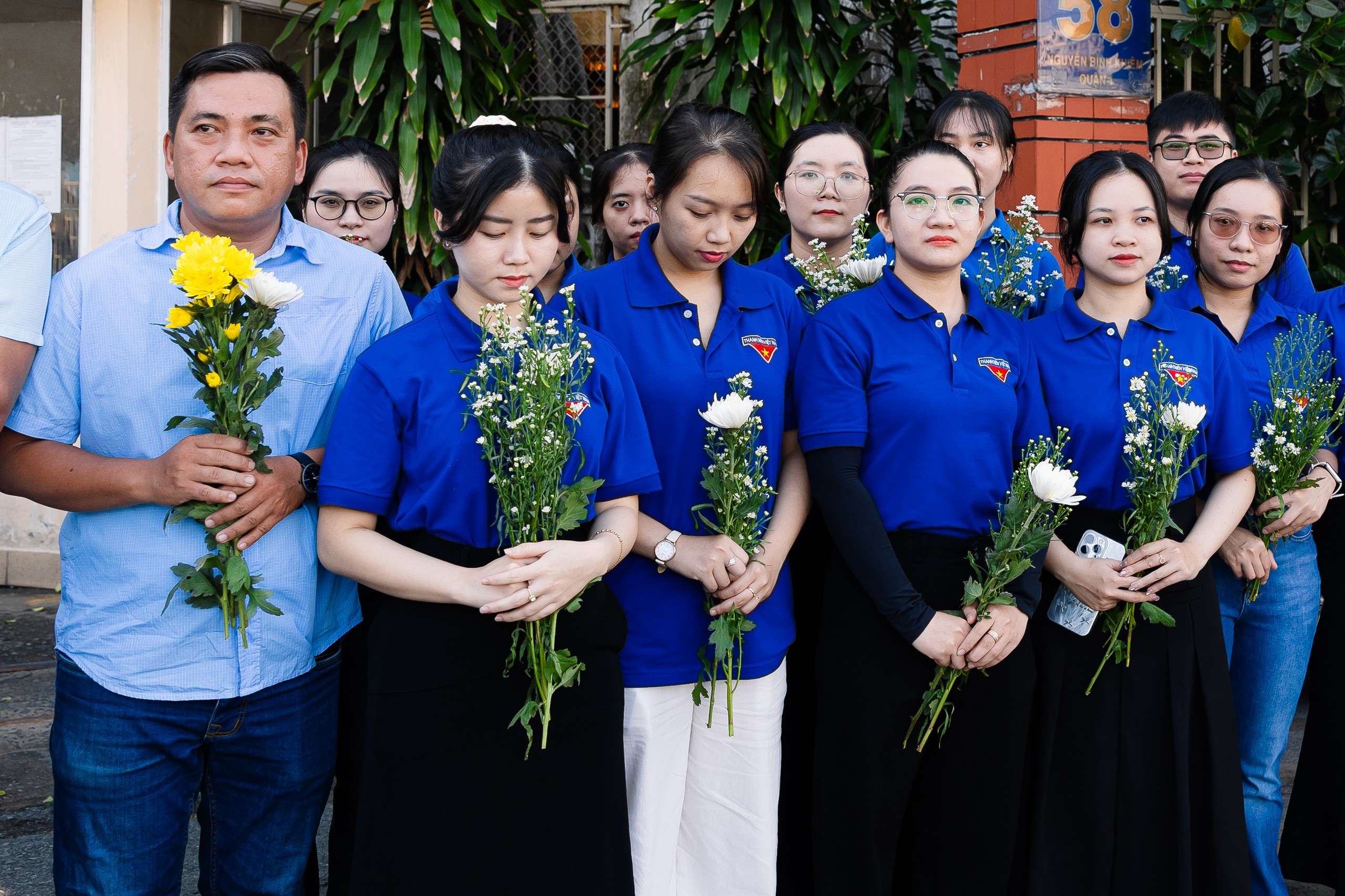 Gallery - Lễ tiễn đưa 731 liệt sĩ tại Công viên Lê Thị Riêng: Các bạn trẻ dậy từ 3 giờ sáng, chuẩn bị hoa trắng tặng miễn phí - image 28