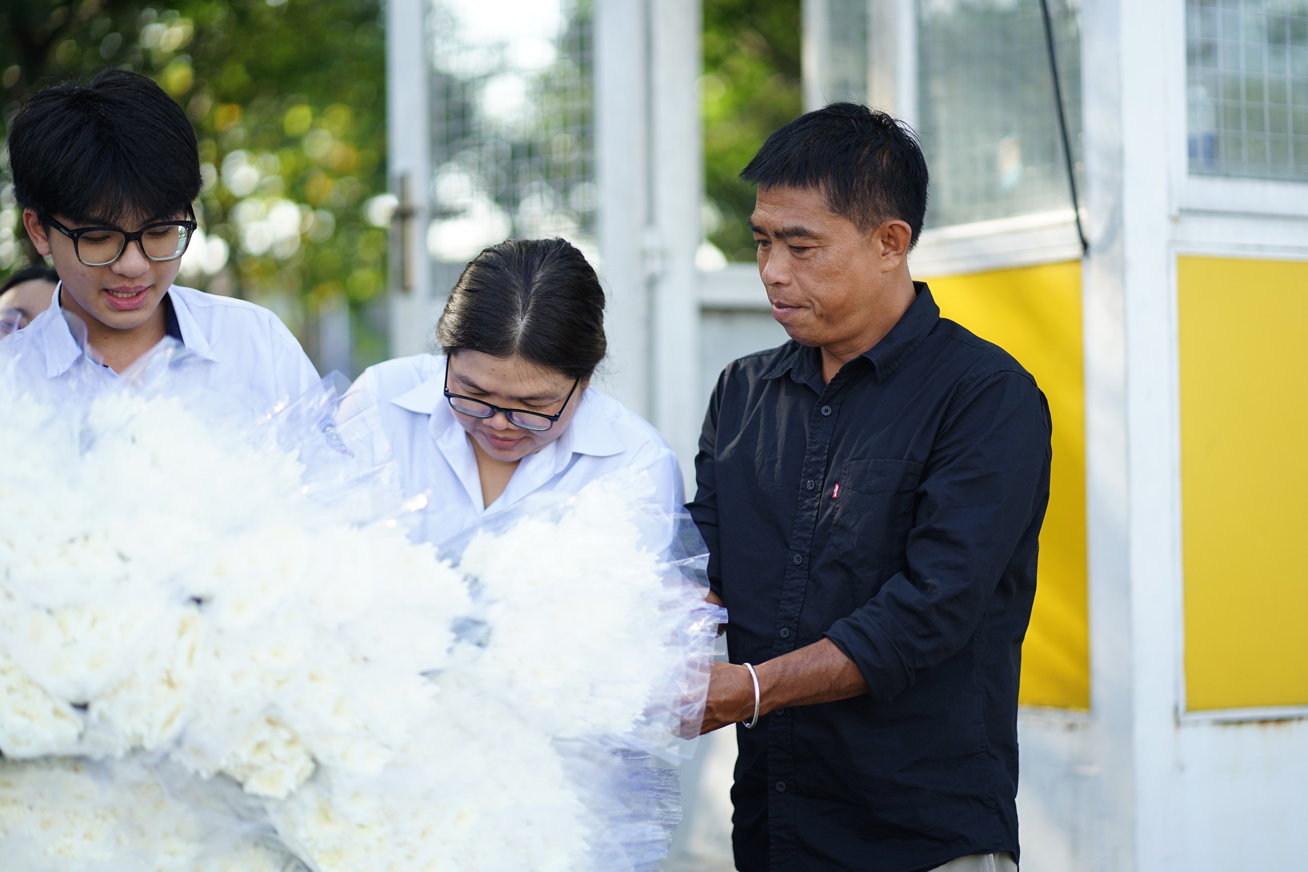 Gallery - Lễ tiễn đưa 731 liệt sĩ tại Công viên Lê Thị Riêng: Các bạn trẻ dậy từ 3 giờ sáng, chuẩn bị hoa trắng tặng miễn phí - image 31