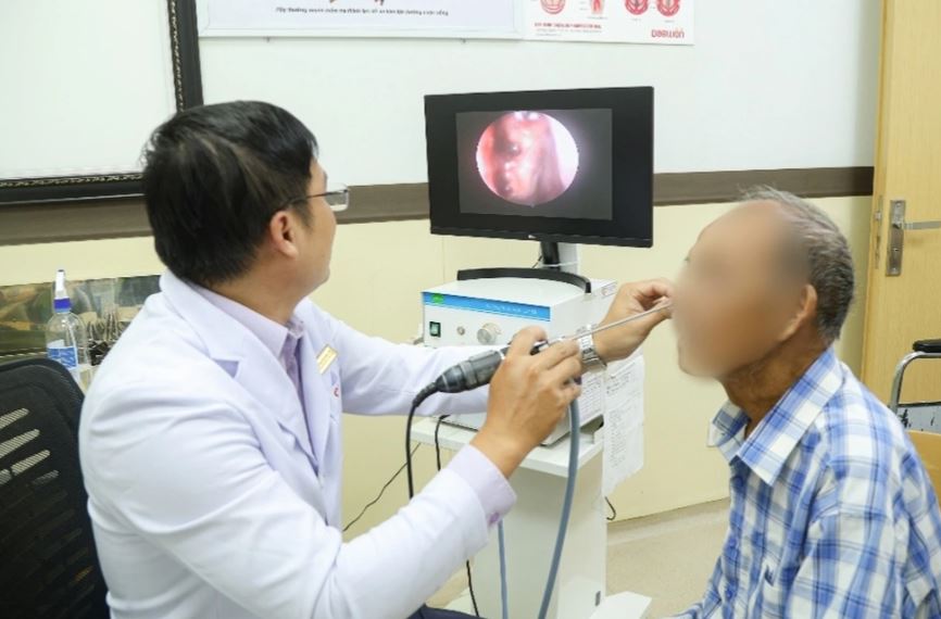 Người đ&agrave;n &ocirc;ng 74 tuổi chịu cảnh "ngủ ngồi" suốt 10 năm - Ảnh 1.