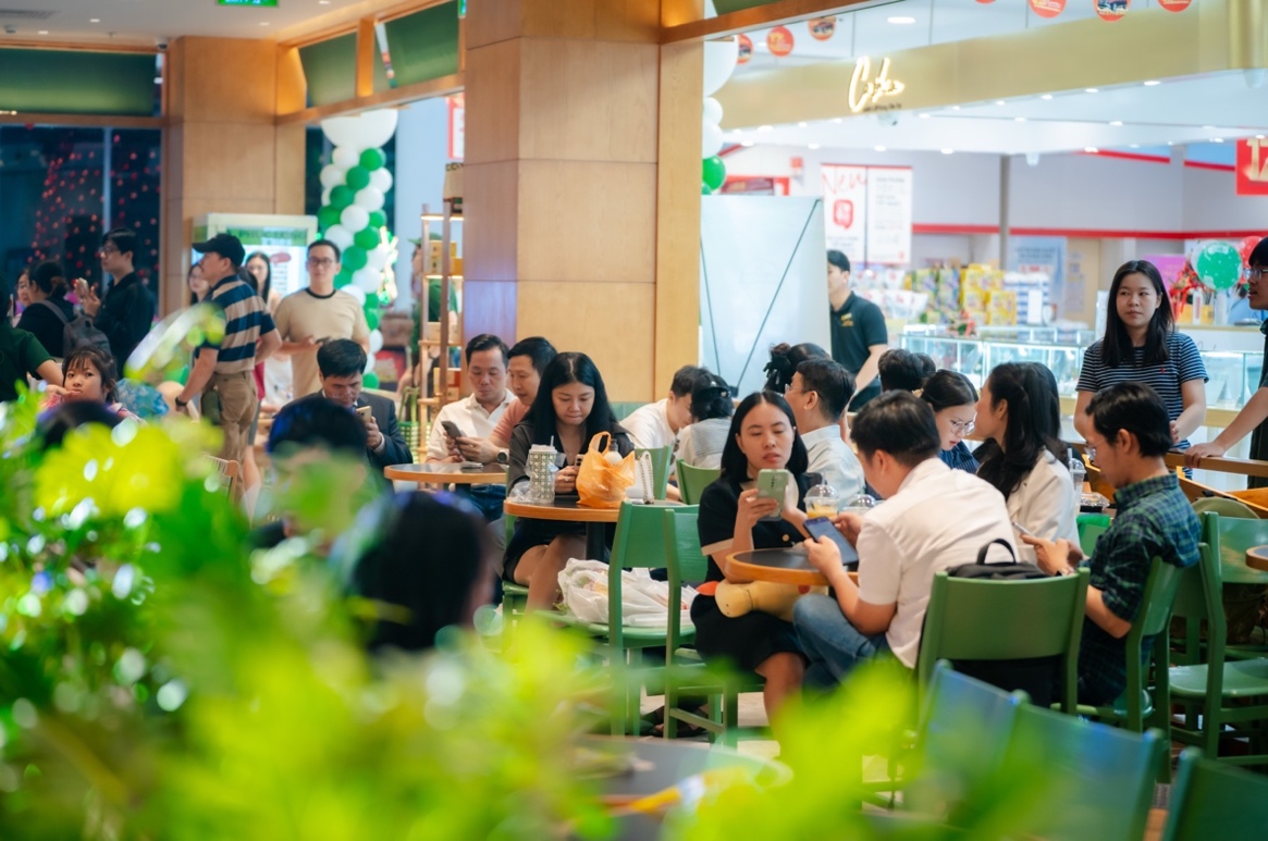 Ph&uacute;c Long l&agrave;m mới trải nghiệm: từ chiếc ly ăn được đến du thuyền giữa hồ sen - Ảnh 7.