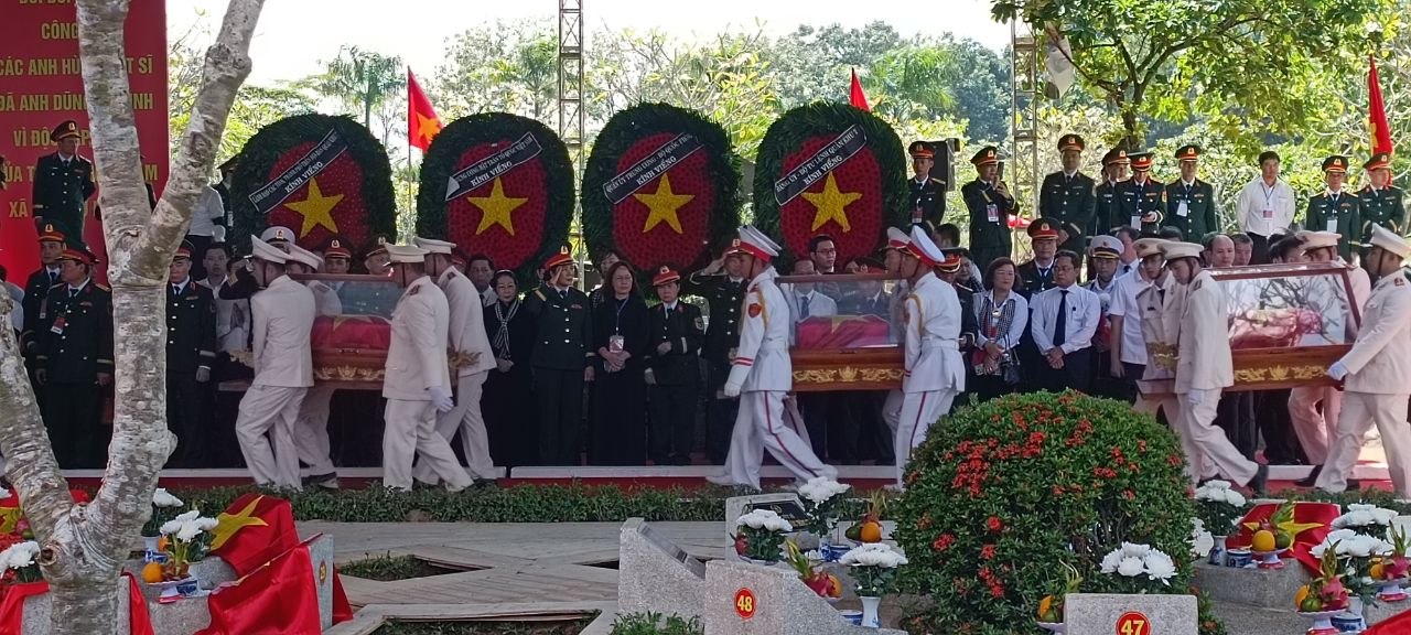 Gallery - Lễ tiễn đưa 731 liệt sĩ tại Công viên Lê Thị Riêng: Các bạn trẻ dậy từ 3 giờ sáng, chuẩn bị hoa trắng tặng miễn phí - image 45