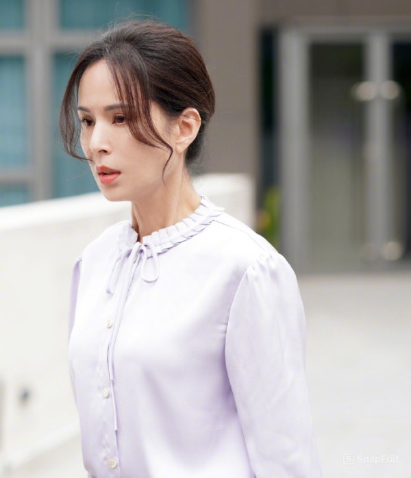 L&yacute; Nhược Đồng l&agrave;m g&igrave; với gương mặt của m&igrave;nh đấy?- Ảnh 6.