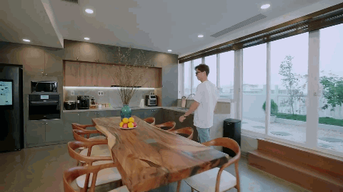 Th&agrave;nh vi&ecirc;n trụ cột của 2 Ng&agrave;y 1 Đ&ecirc;m: Sống ở penthouse đập th&ocirc;ng 3 tầng, gi&agrave;u ngầm c&oacute; tiếng trong showbiz- Ảnh 6.