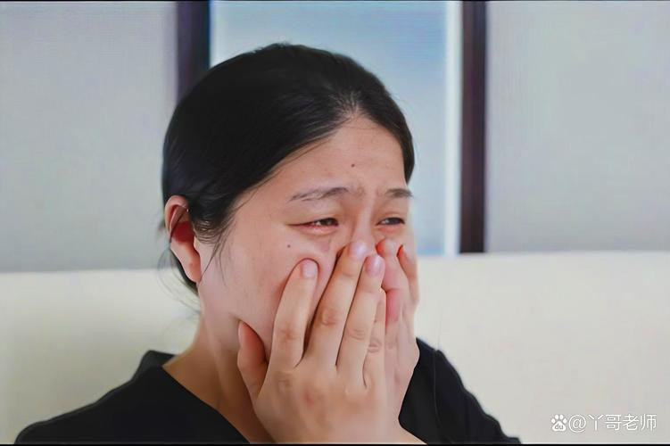"Nh&igrave;n c&aacute;c bạn c&ugrave;ng lớp xắn tay &aacute;o l&ecirc;n l&agrave; con run rẩy, kh&oacute; thở": Lời th&uacute; nhận của một nữ sinh khiến cha mẹ b&agrave;ng ho&agrave;ng- Ảnh 1.