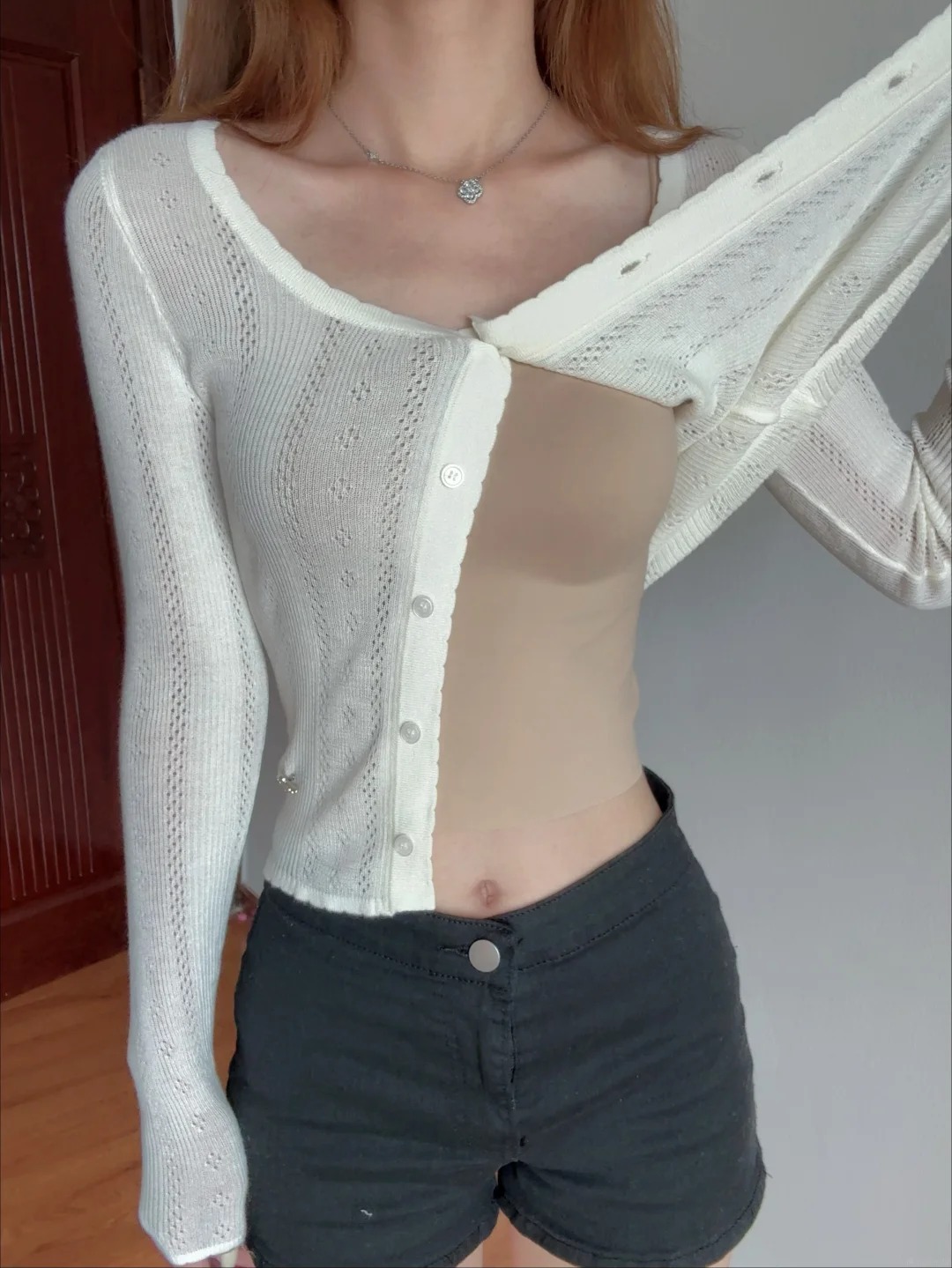 Mặc &aacute;o s&aacute;ng m&agrave;u kh&ocirc;ng sợ lộ nội y: Chỉ cần chọn đ&uacute;ng &aacute;o hai d&acirc;y t&ocirc;ng nude - Ảnh 2.