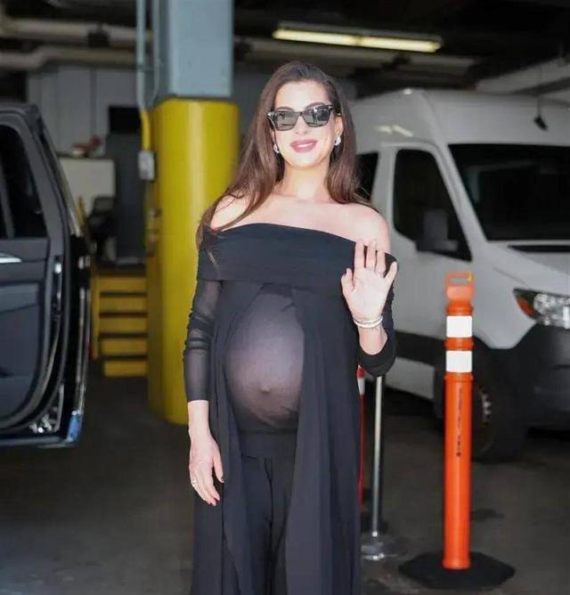 Anne Hathaway mang thai lần ba ở tuổi U50, tự tin khoe bụng bầu với trang phục xuy&ecirc;n thấu nhưng lại g&acirc;y ra nhiều tranh luận- Ảnh 2.