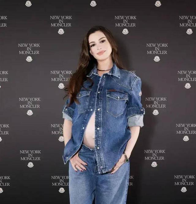 Anne Hathaway mang thai lần ba ở tuổi U50, tự tin khoe bụng bầu với trang phục xuy&ecirc;n thấu nhưng lại g&acirc;y ra nhiều tranh luận- Ảnh 5.