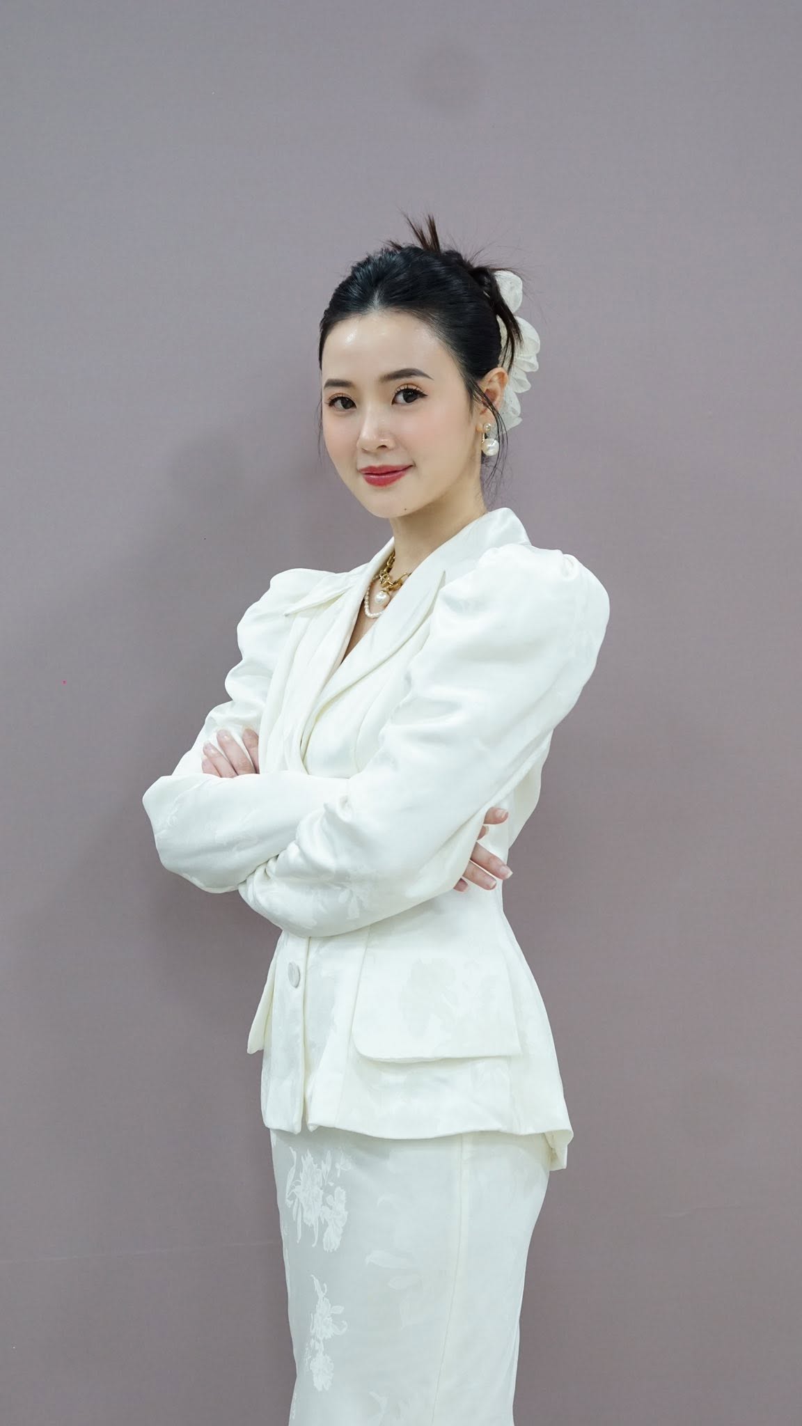 Diễn vi&ecirc;n SN 1989 tốt nghiệp &Aacute; khoa Thạc sĩ: 35 tuổi cưới thiếu gia tập đo&agrave;n nhựa, sống chill trong căn biệt thự ven s&ocirc;ng - Ảnh 1.