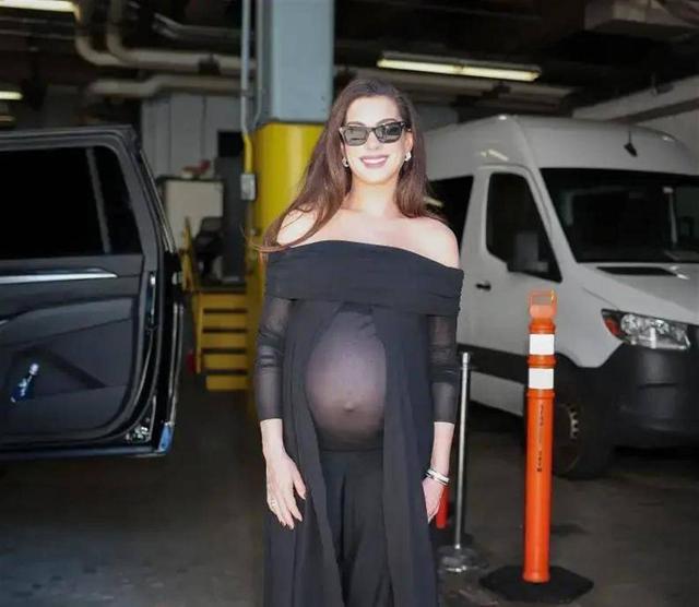 Anne Hathaway mang thai lần ba ở tuổi U50, tự tin khoe bụng bầu với trang phục xuy&ecirc;n thấu nhưng lại g&acirc;y ra nhiều tranh luận- Ảnh 1.