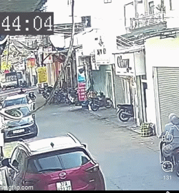 Nữ t&agrave;i xế mở cửa &ocirc; t&ocirc; khiến cụ b&agrave; ng&atilde;, xe m&aacute;y t&ocirc;ng tr&uacute;ng: T&igrave;nh trạng của nạn nh&acirc;n- Ảnh 1.